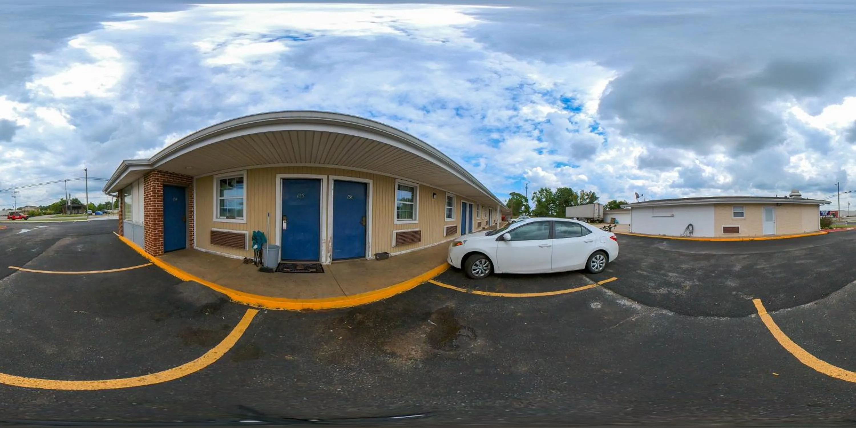 Property building in Guest Inn Rogers