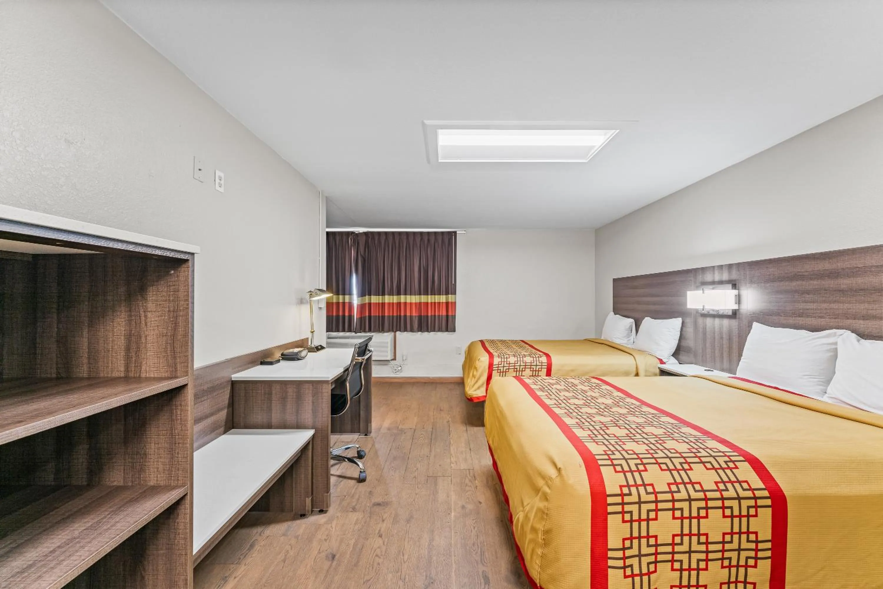 Bedroom, Bed in Guest Inn Rogers