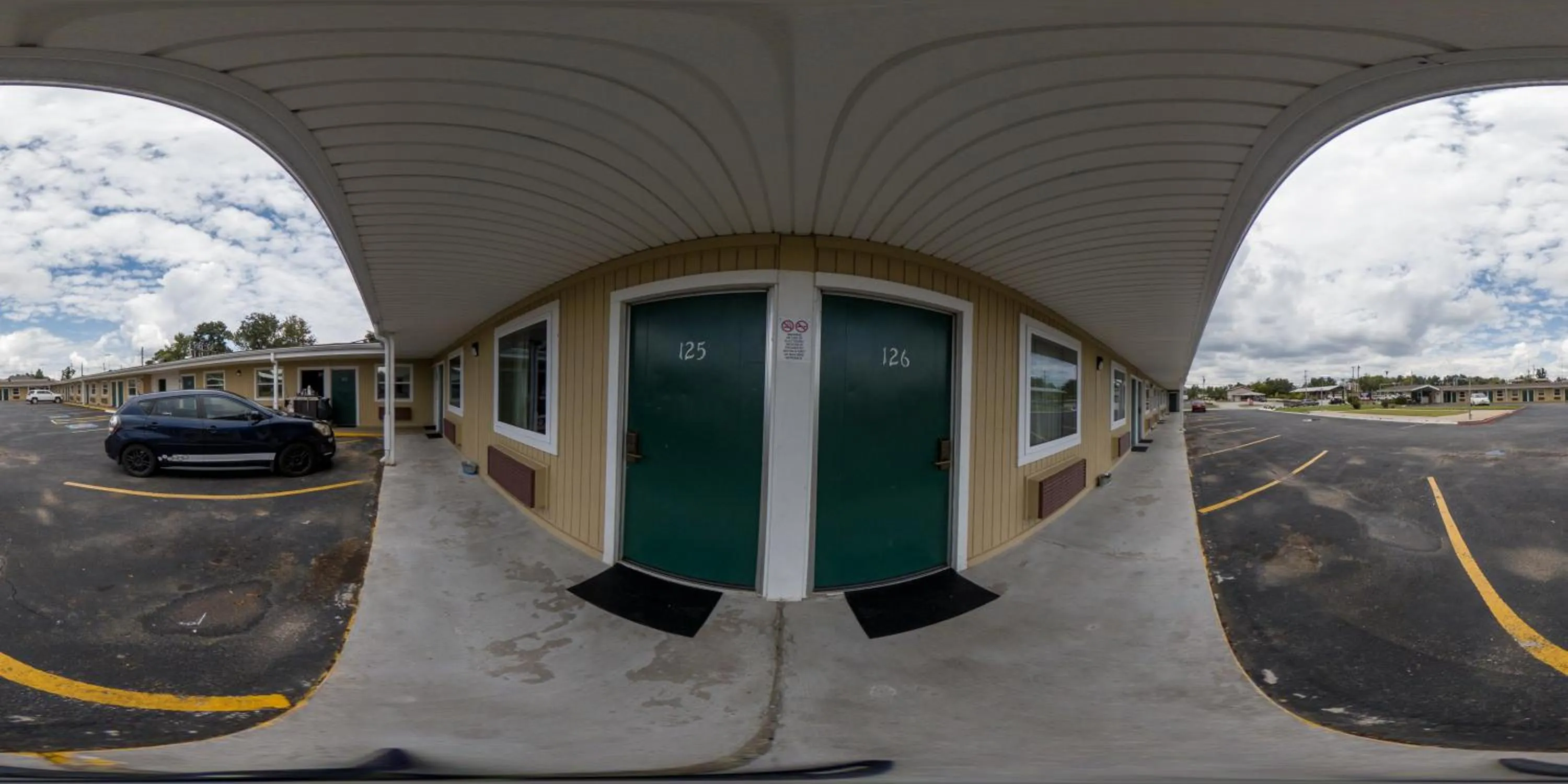 Property building in Guest Inn Rogers