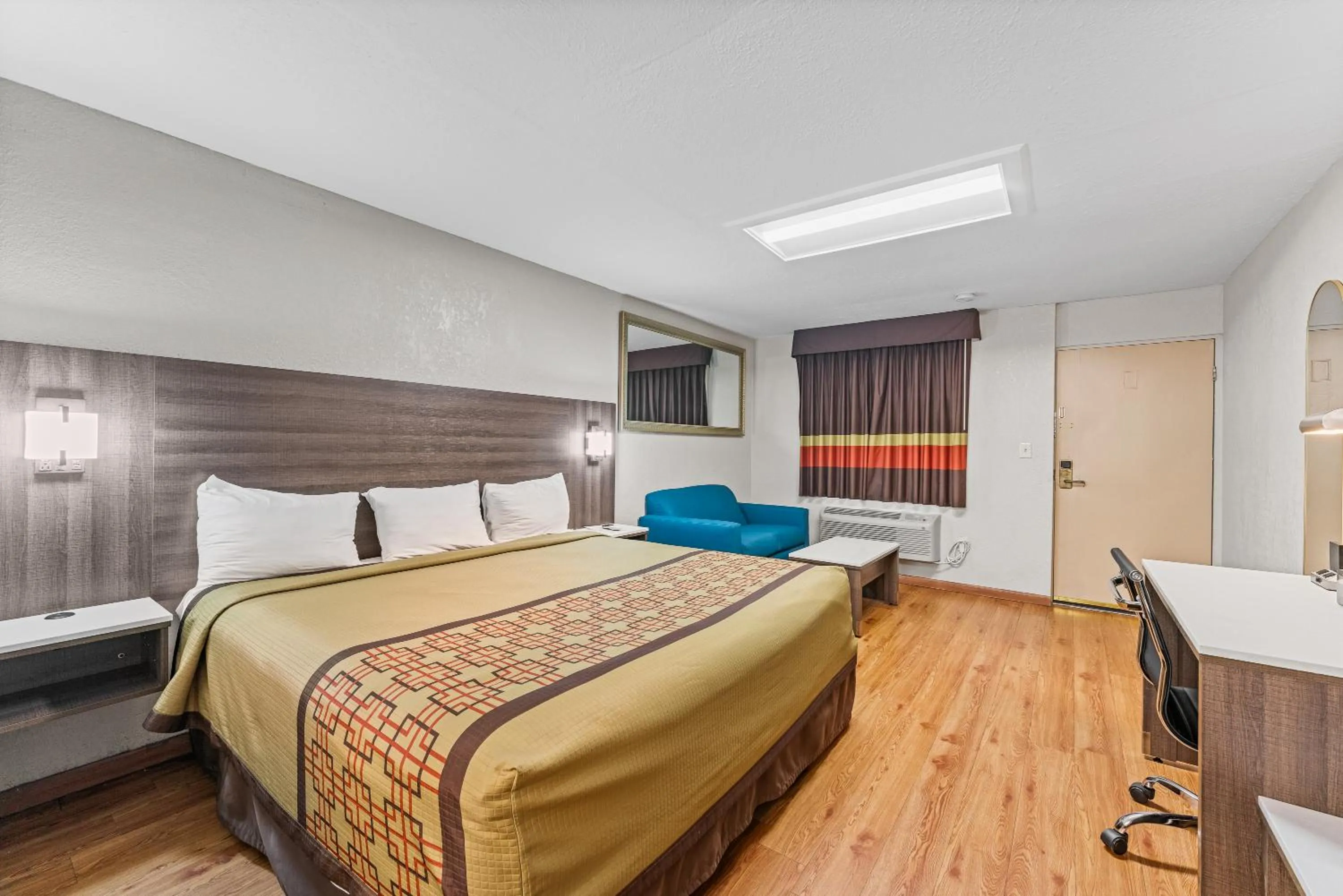 Bedroom, Bed in Guest Inn Rogers