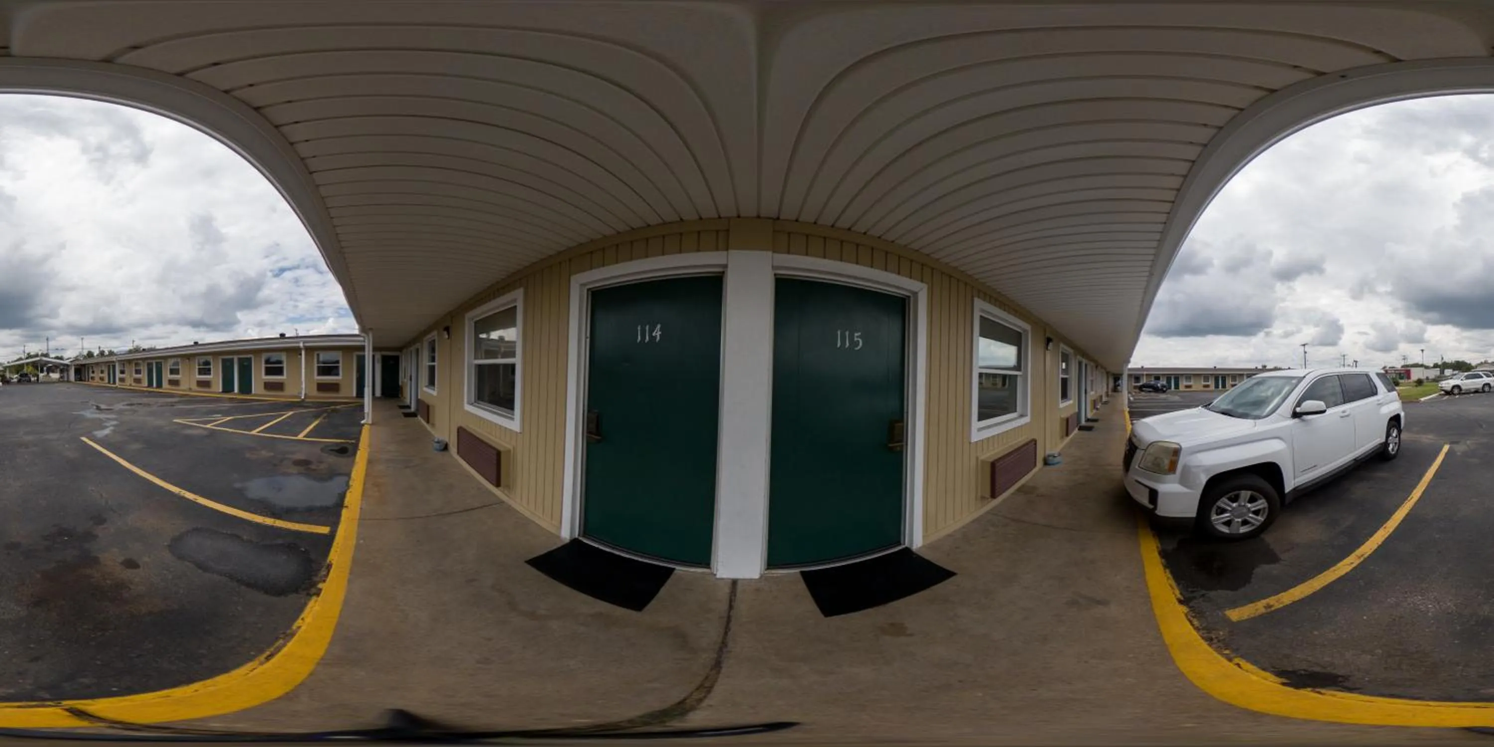 Property building in Guest Inn Rogers