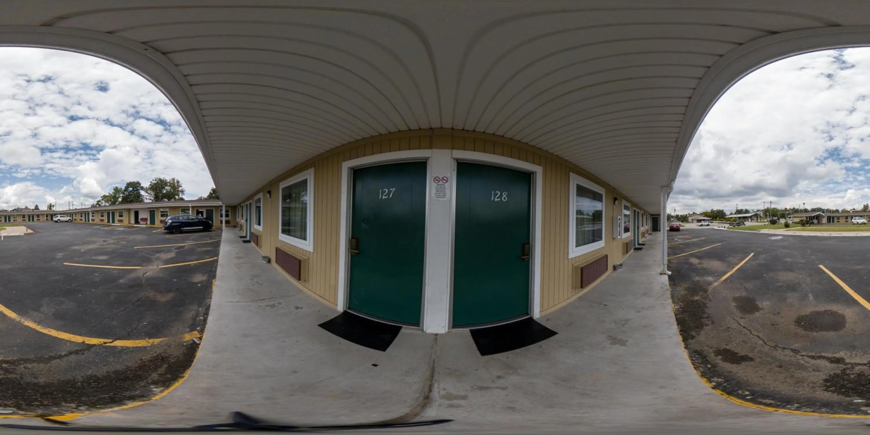 Property building in Guest Inn Rogers