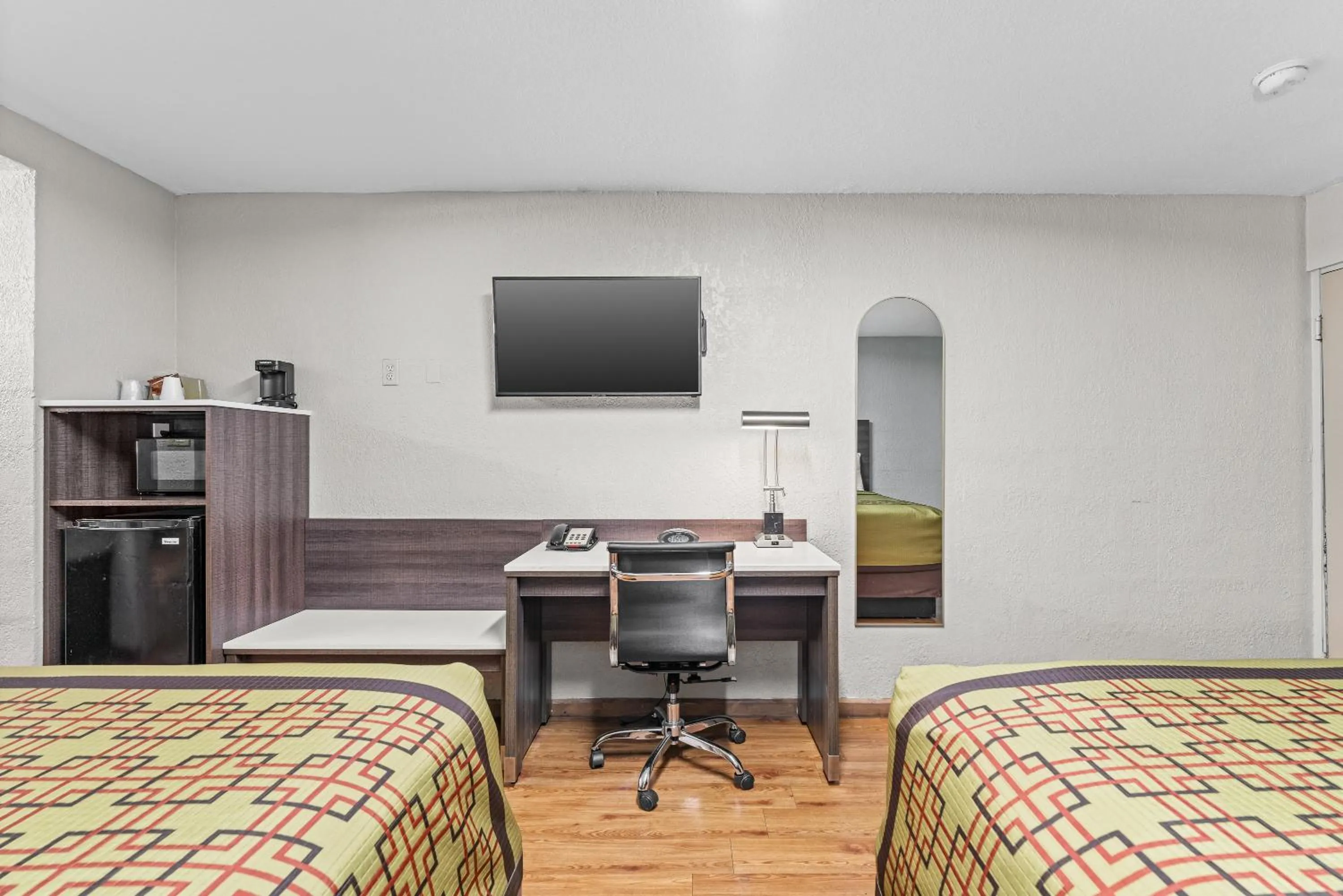 Bedroom, Bed in Guest Inn Rogers