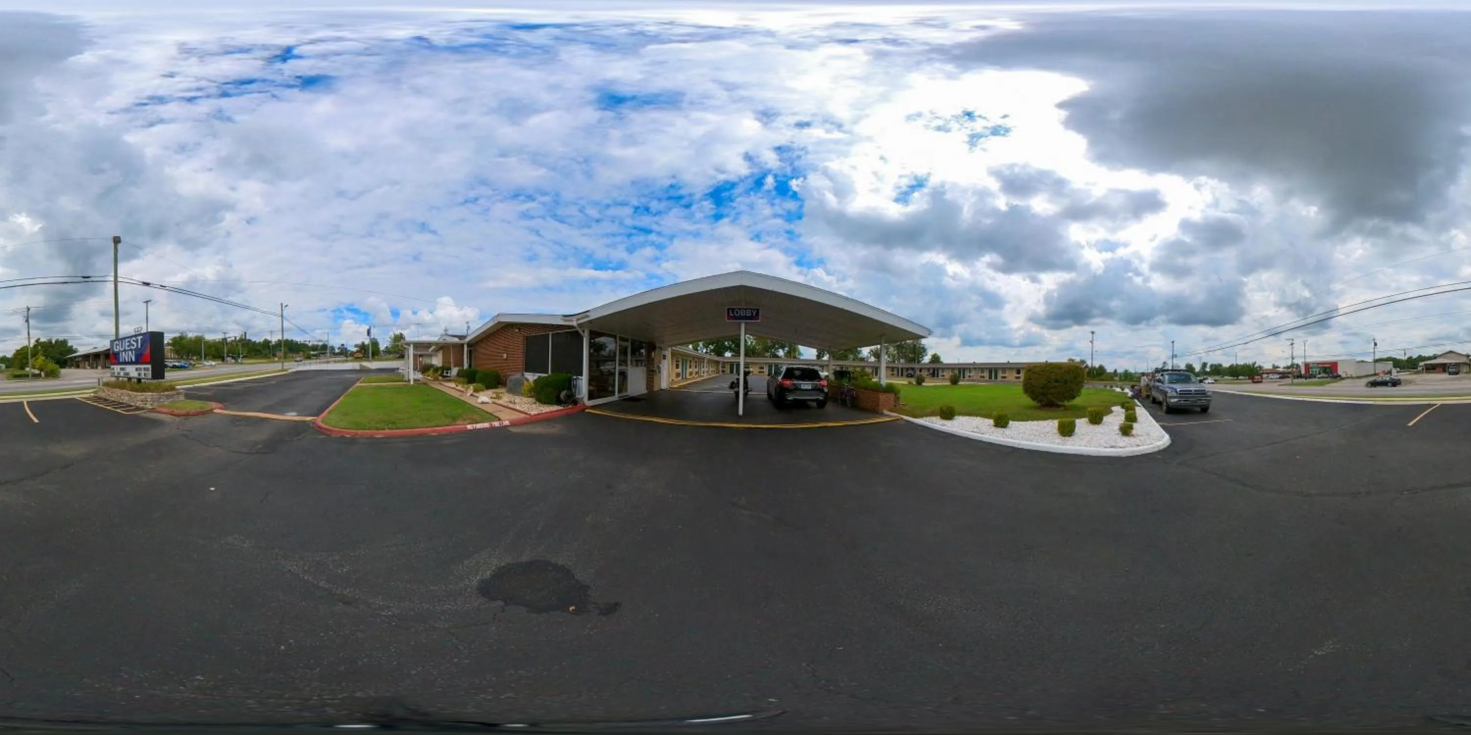 Property building in Guest Inn Rogers