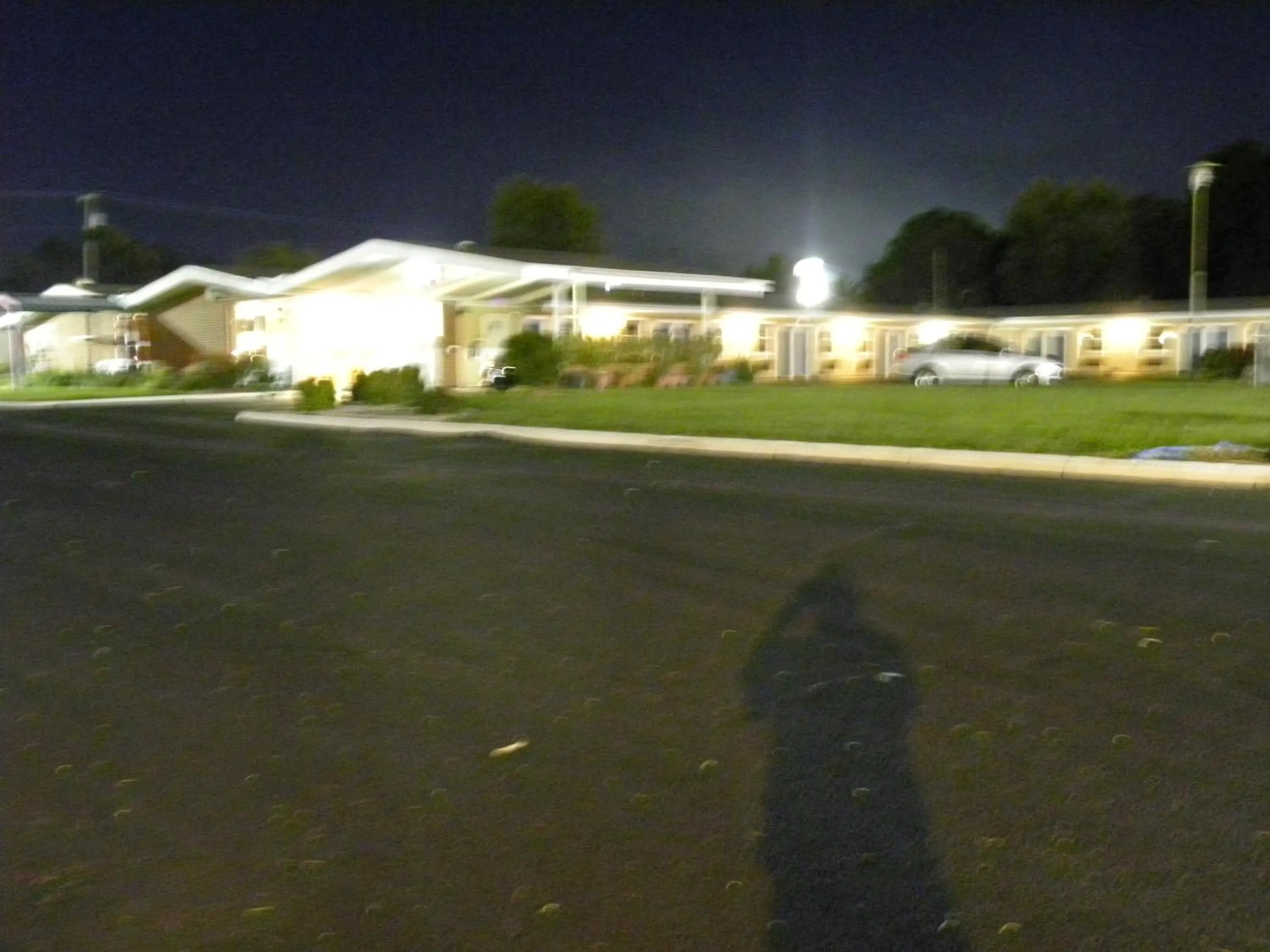 Property building in Guest Inn Rogers