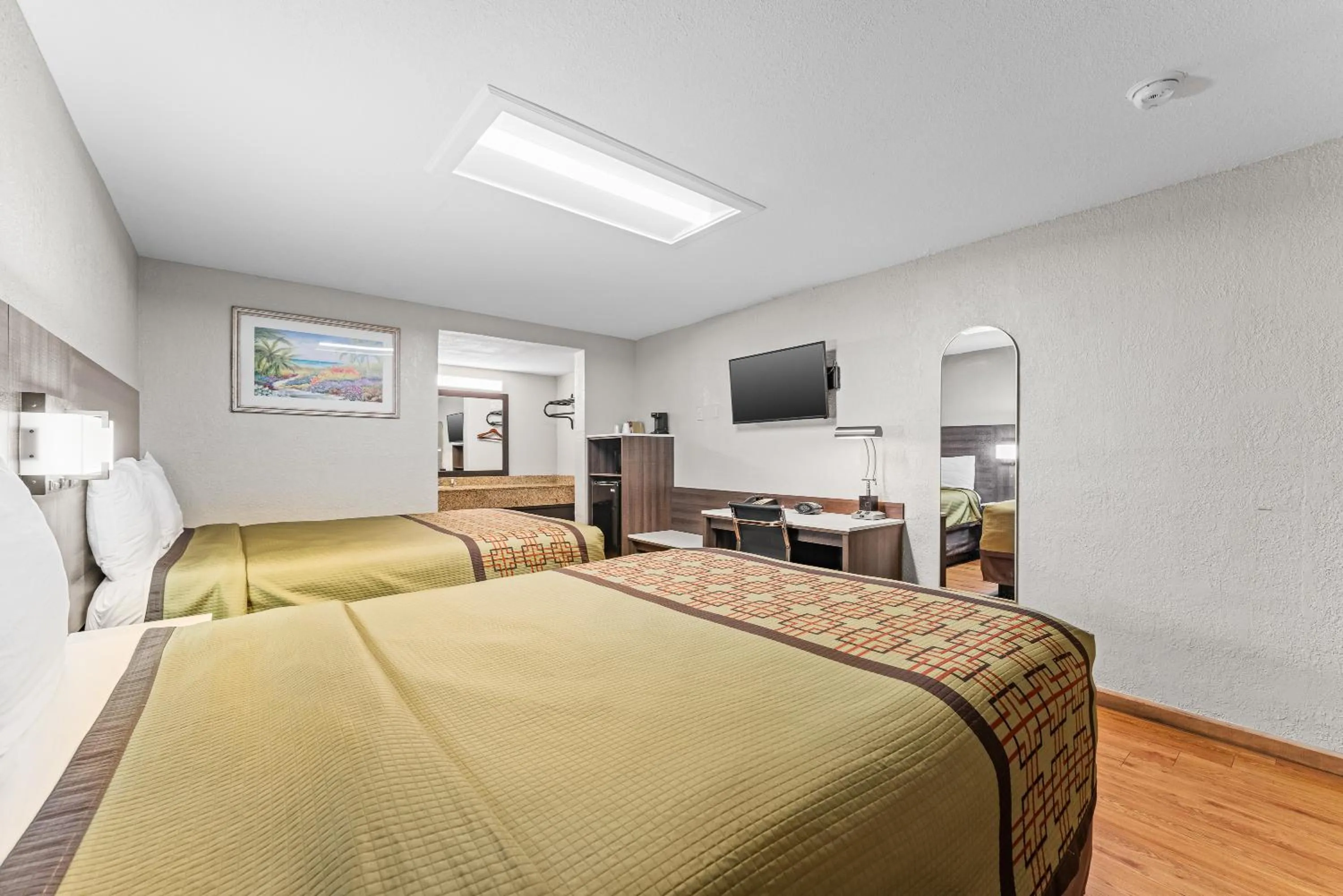 Bedroom, Bed in Guest Inn Rogers