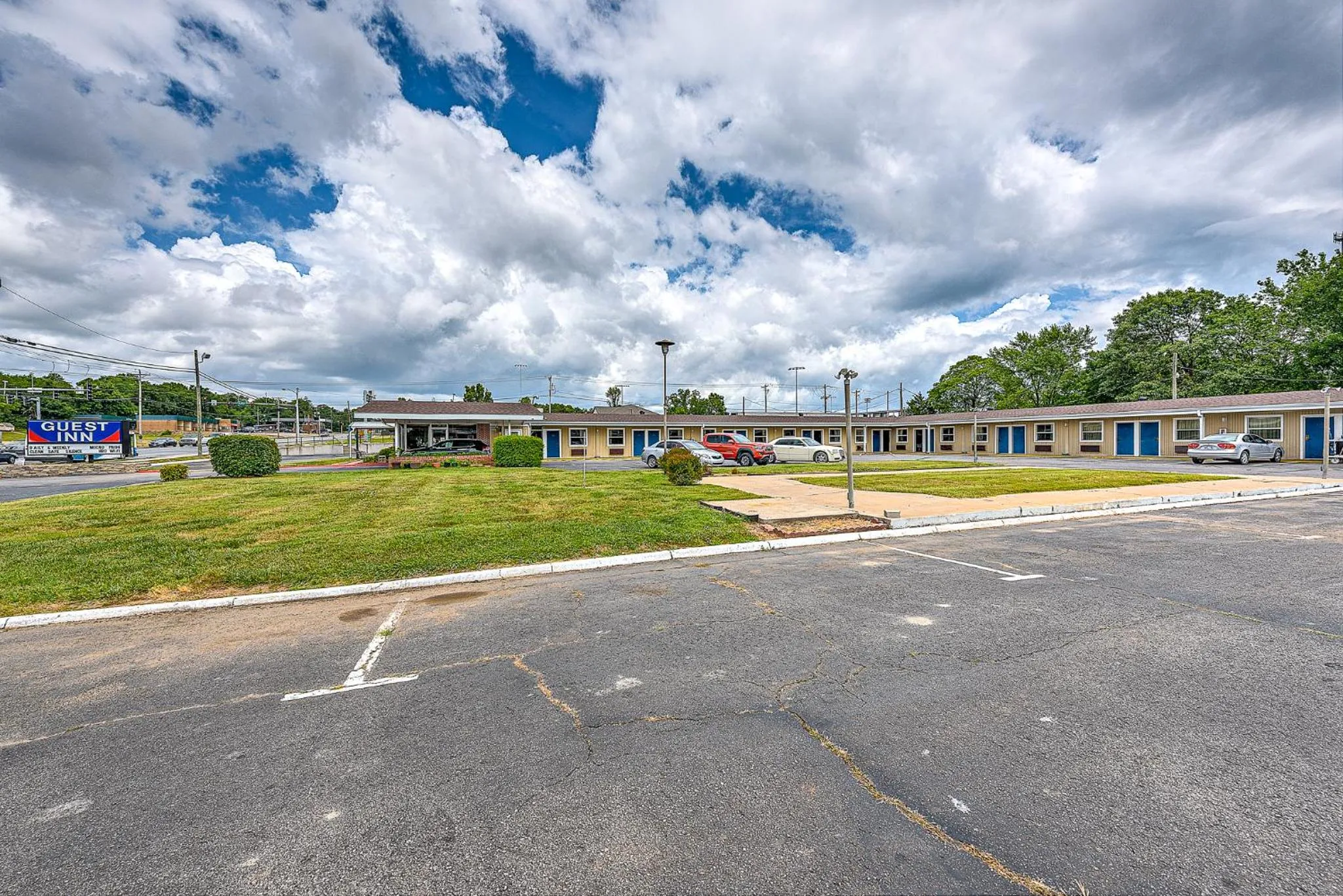 Property building in Guest Inn Rogers