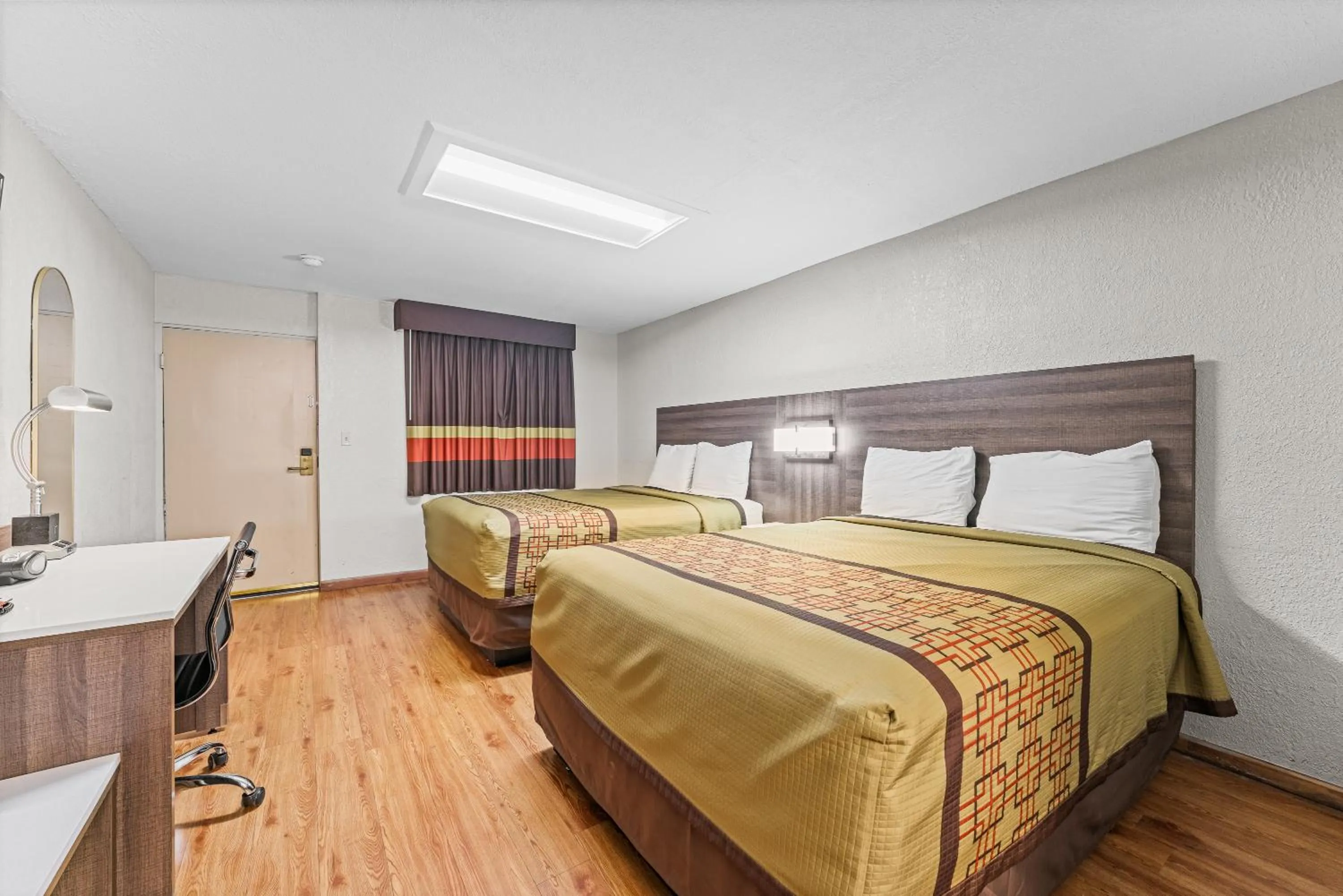 Bedroom, Bed in Guest Inn Rogers