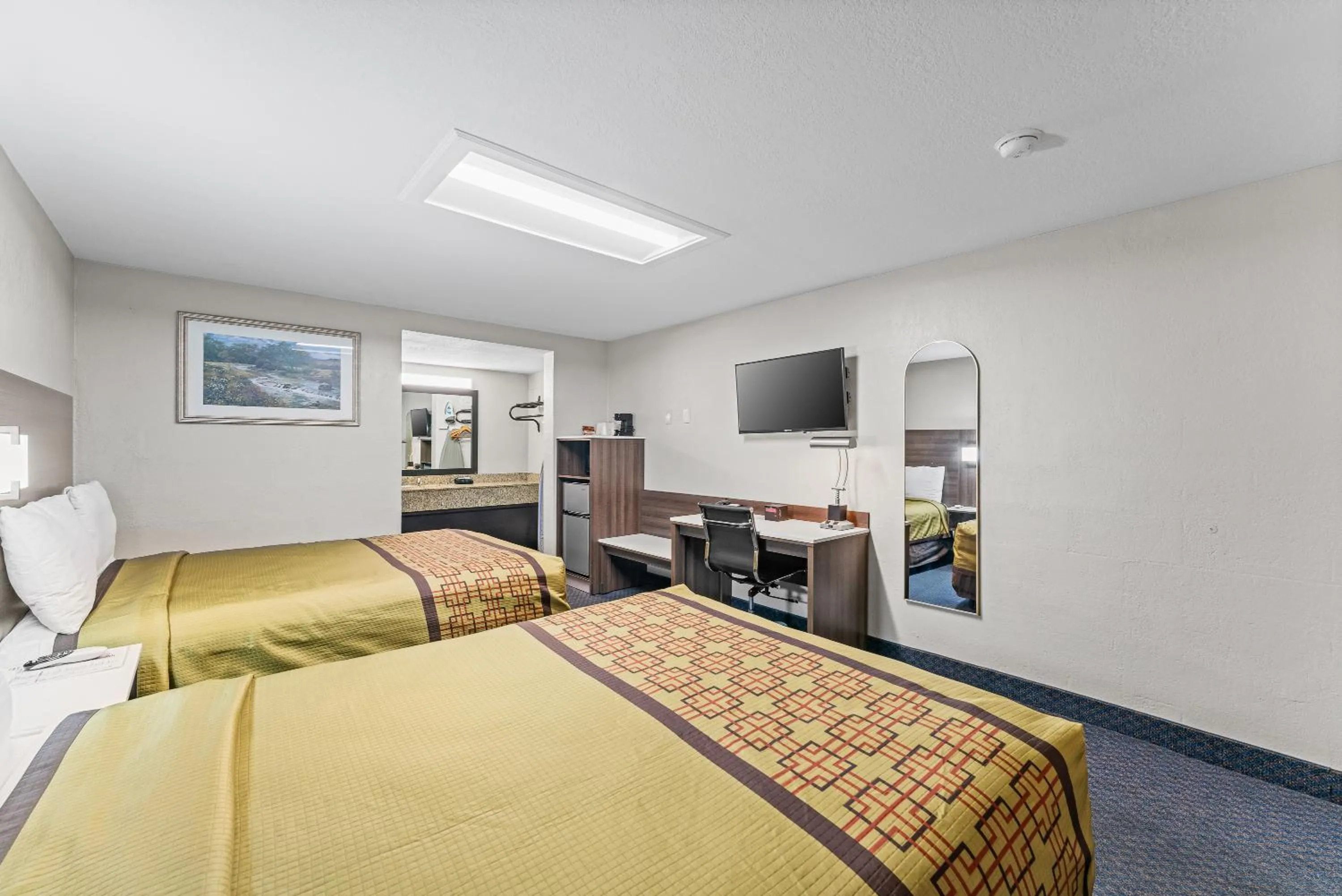 Bedroom, Bed in Guest Inn Rogers