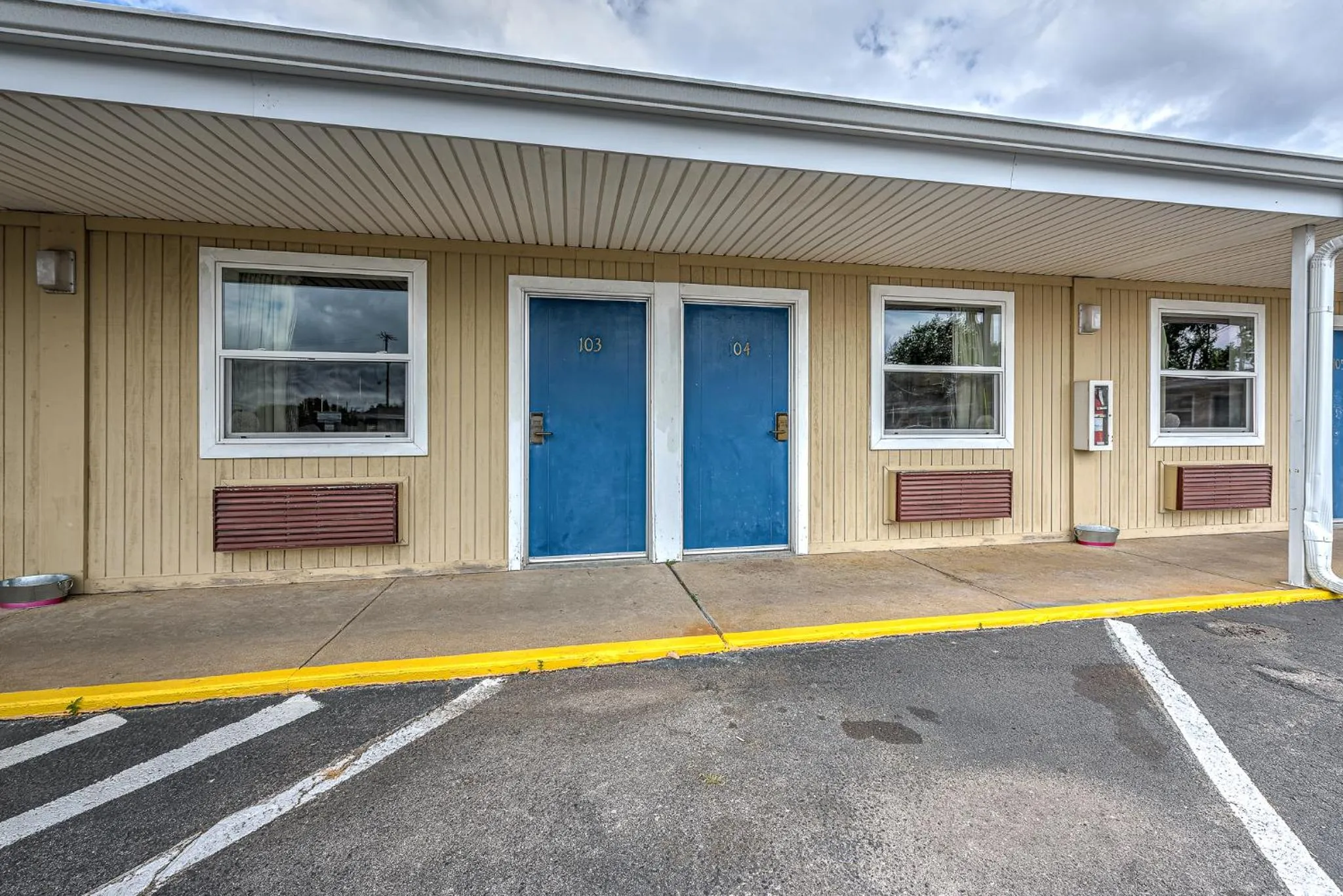 Property building in Guest Inn Rogers