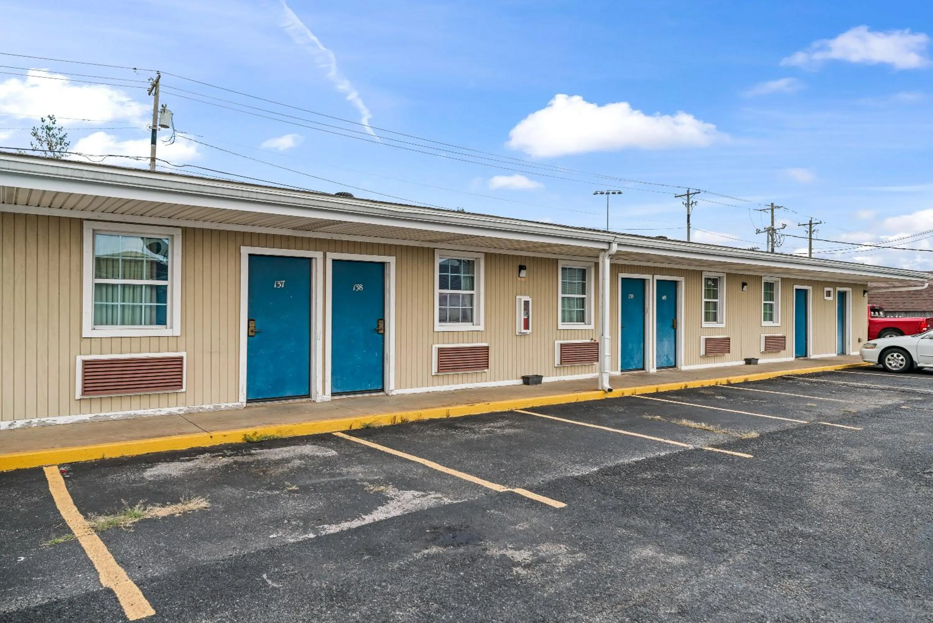 Property building in Guest Inn Rogers