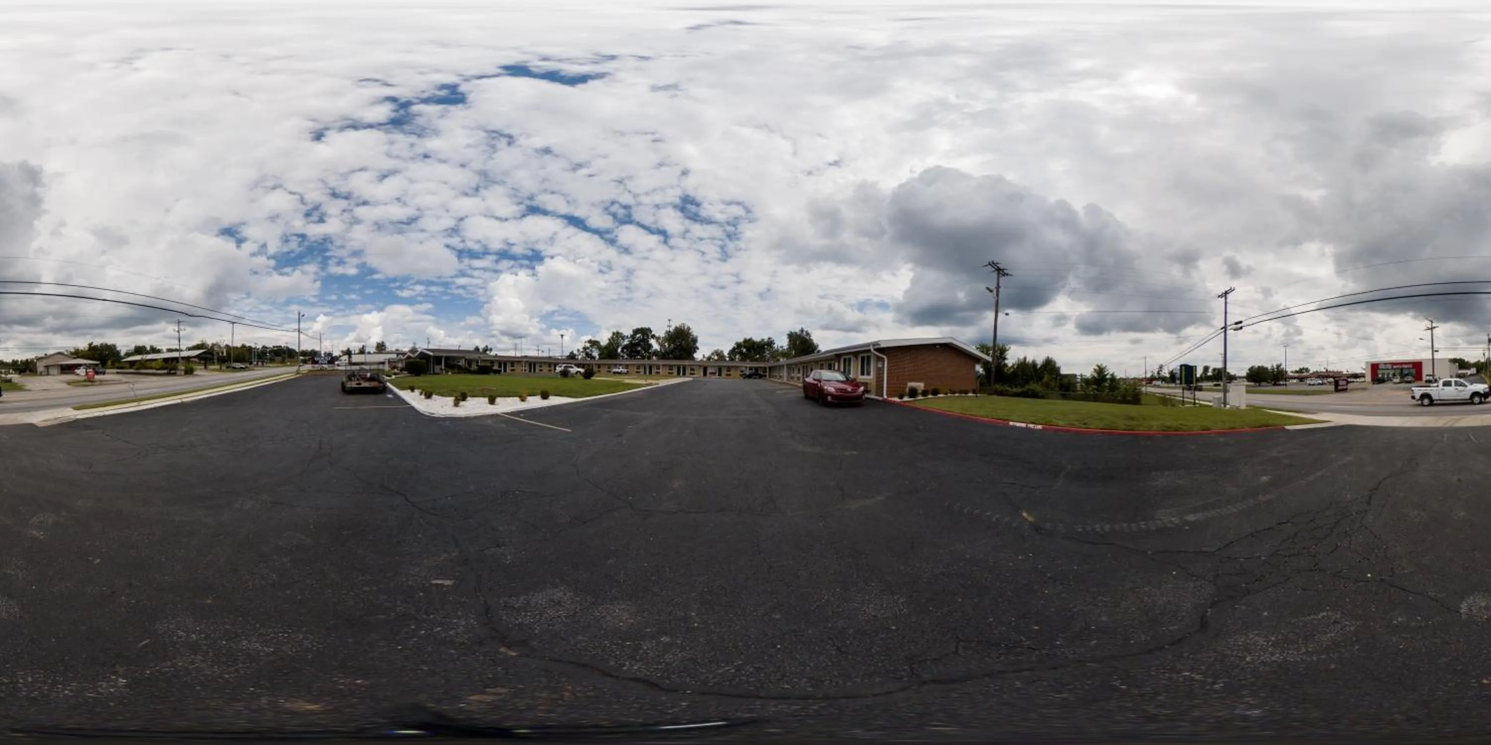 Property building in Guest Inn Rogers