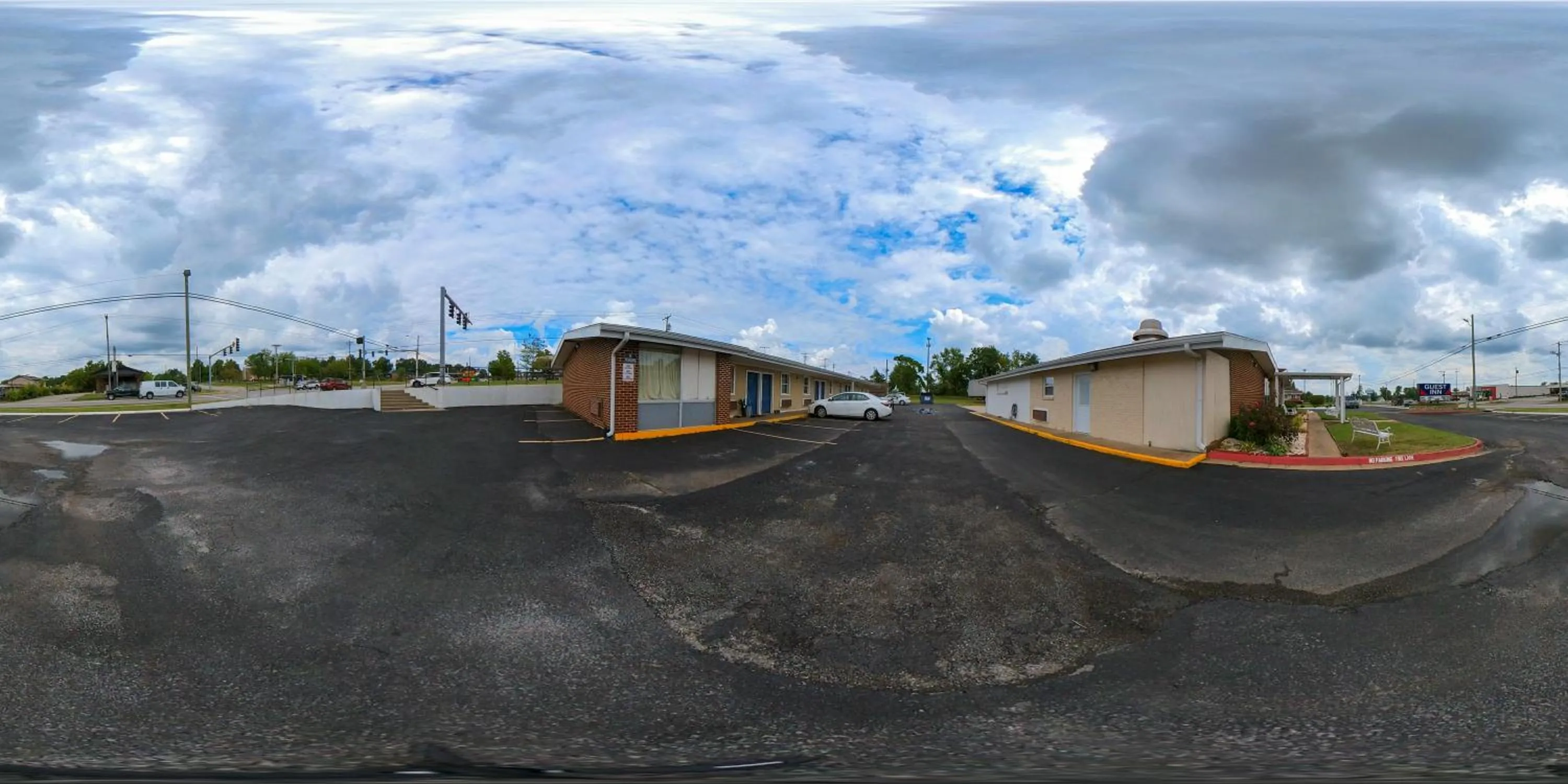 Property building in Guest Inn Rogers