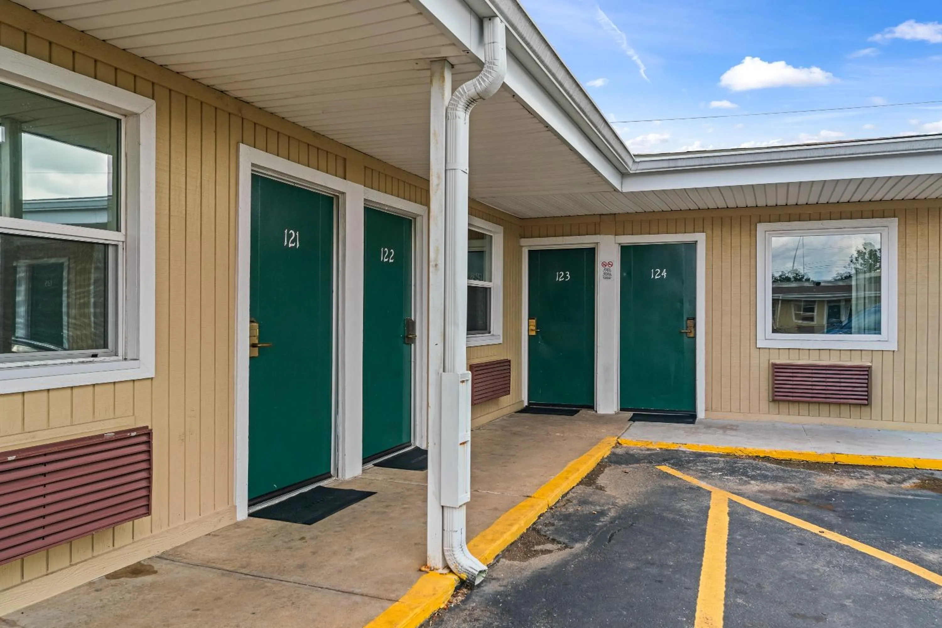 Property building in Guest Inn Rogers