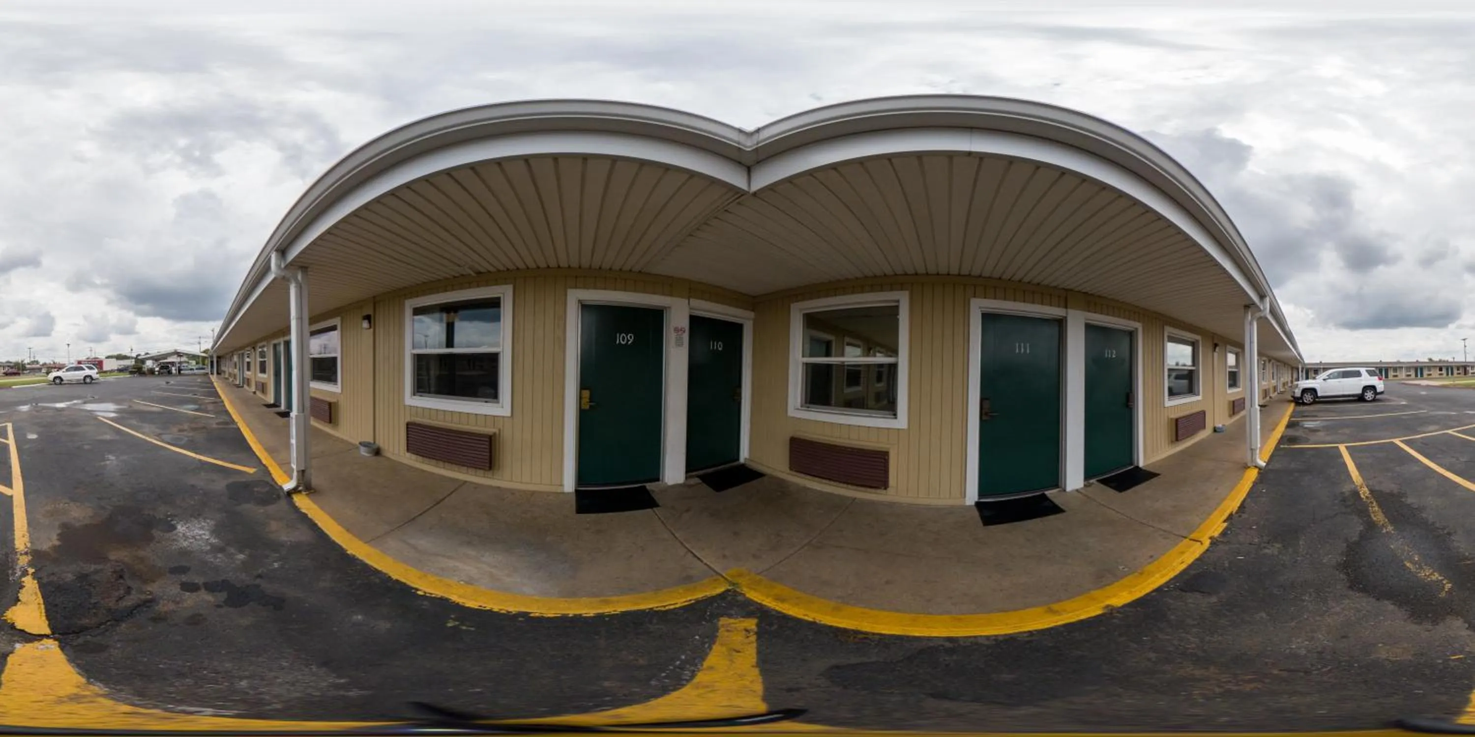 Property building in Guest Inn Rogers