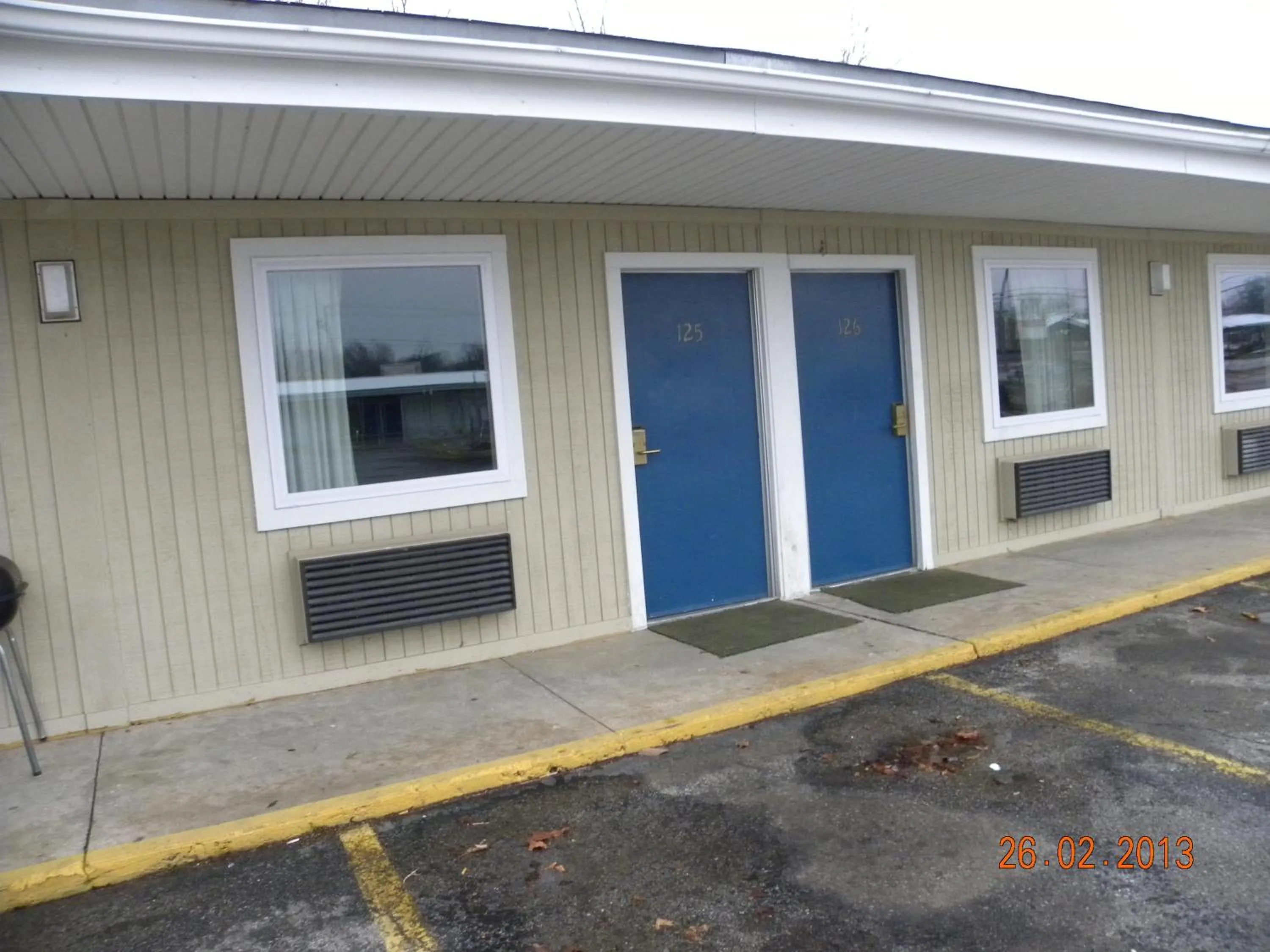 Property building in Guest Inn Rogers