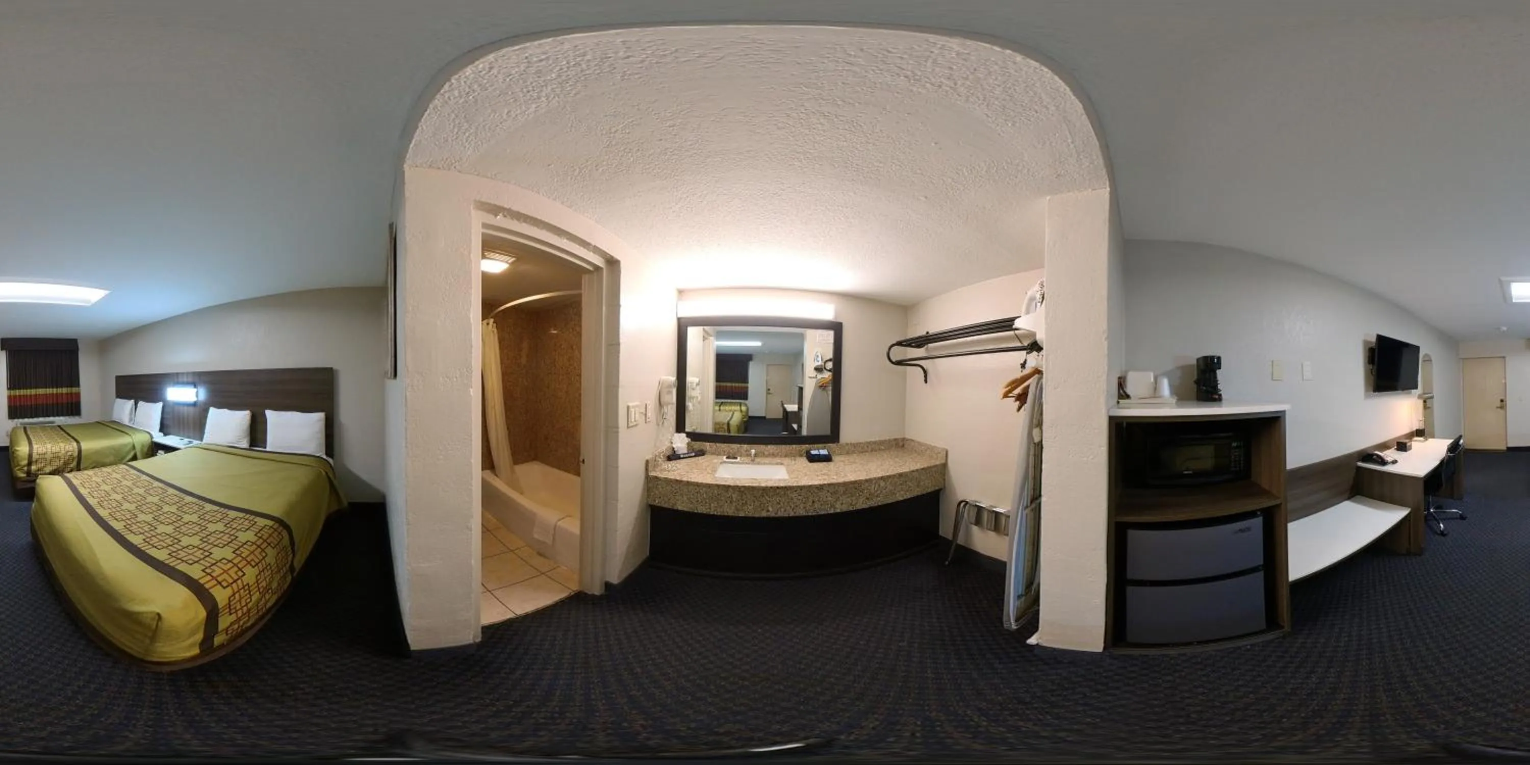 Photo of the whole room, Bed in Guest Inn Rogers