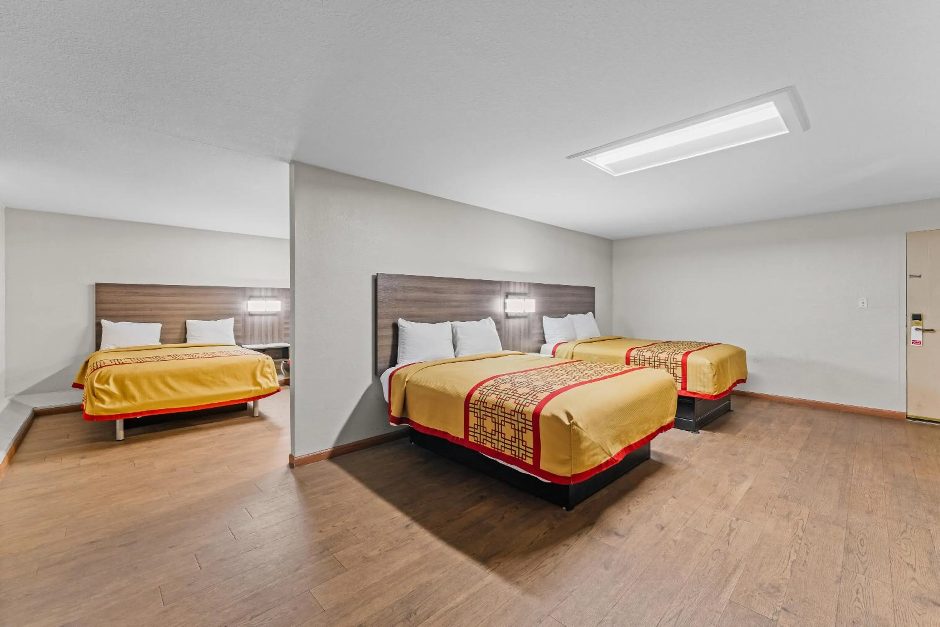 Bedroom, Bed in Guest Inn Rogers