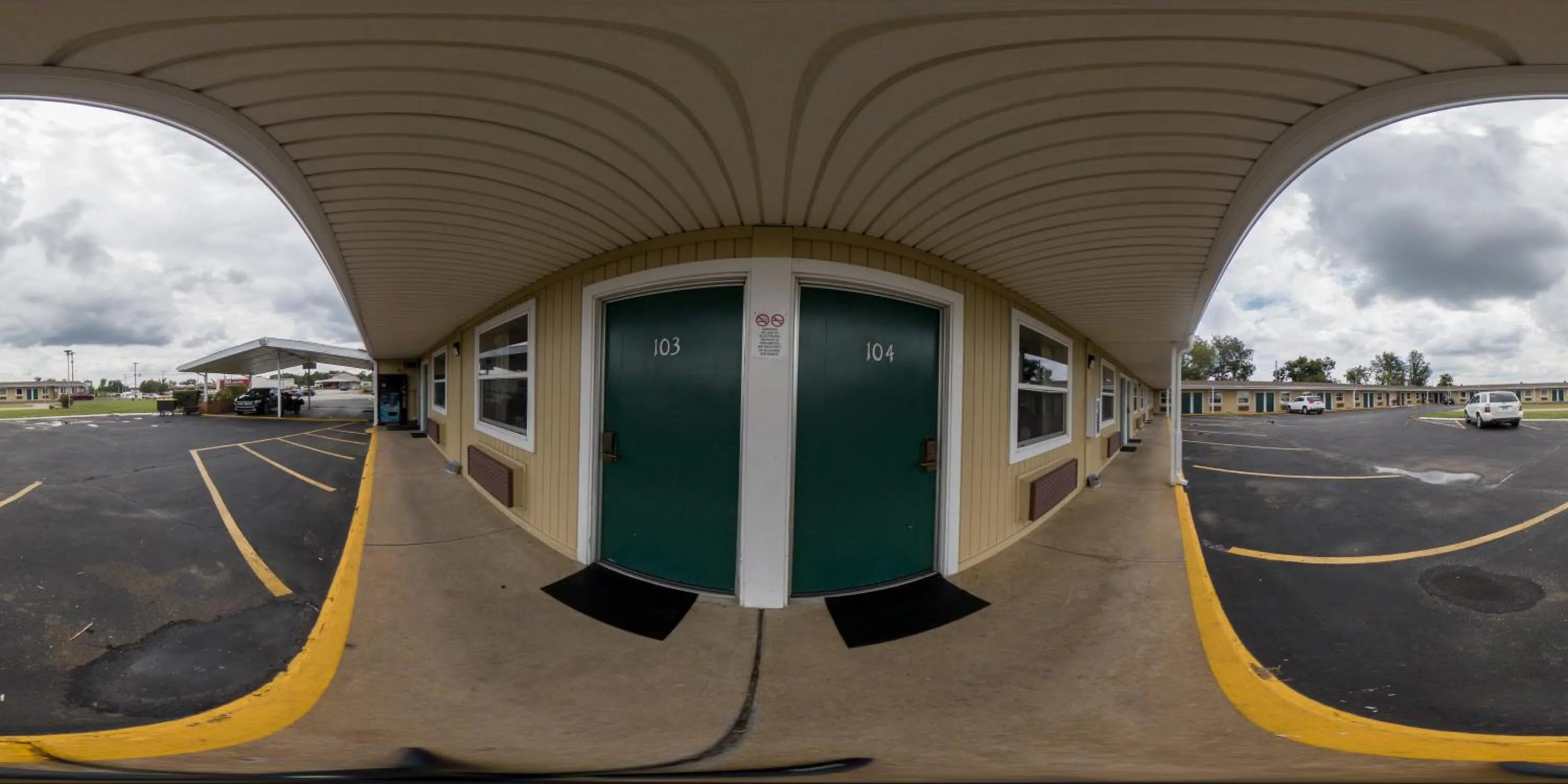 Property building in Guest Inn Rogers