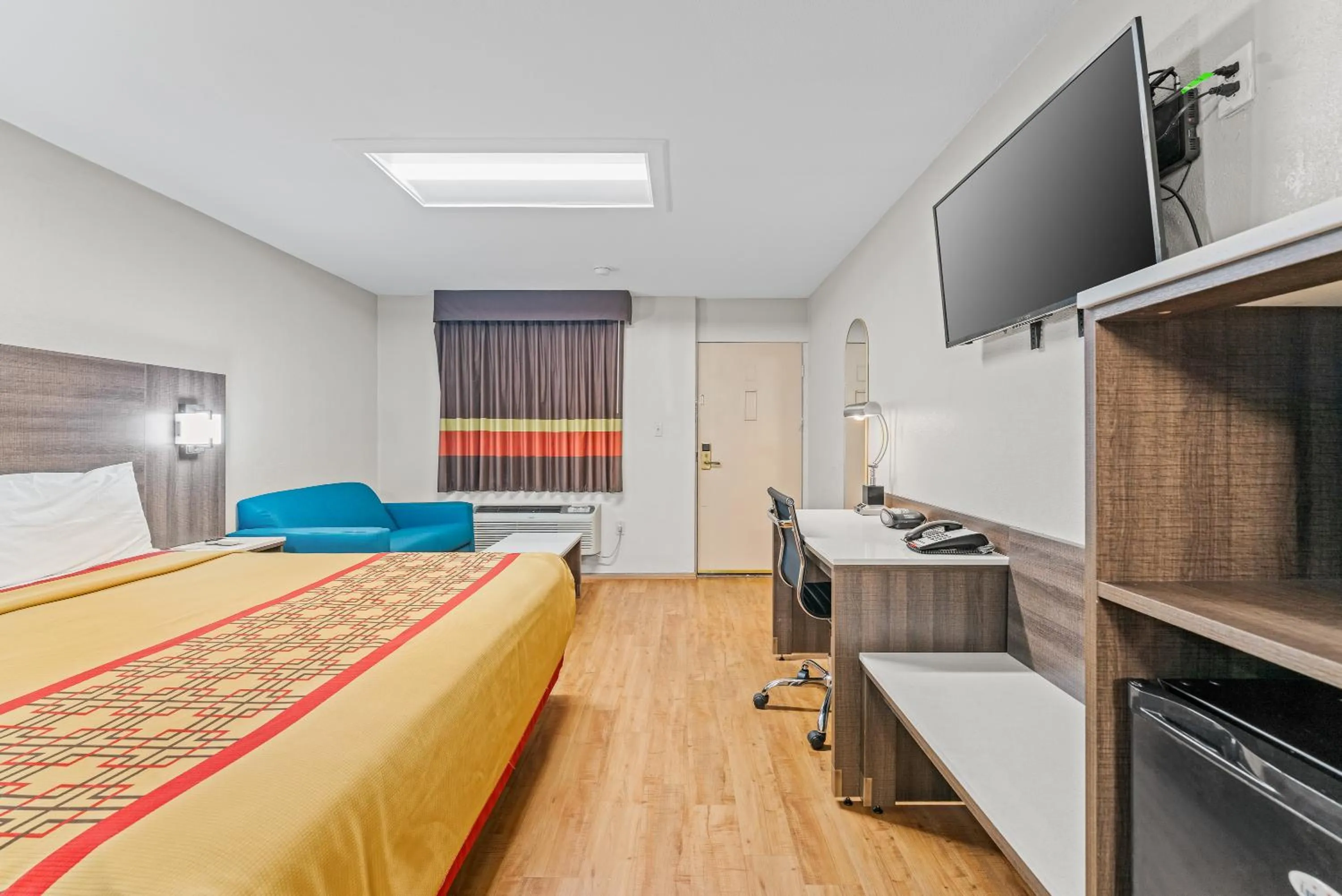 Bedroom, Bed in Guest Inn Rogers