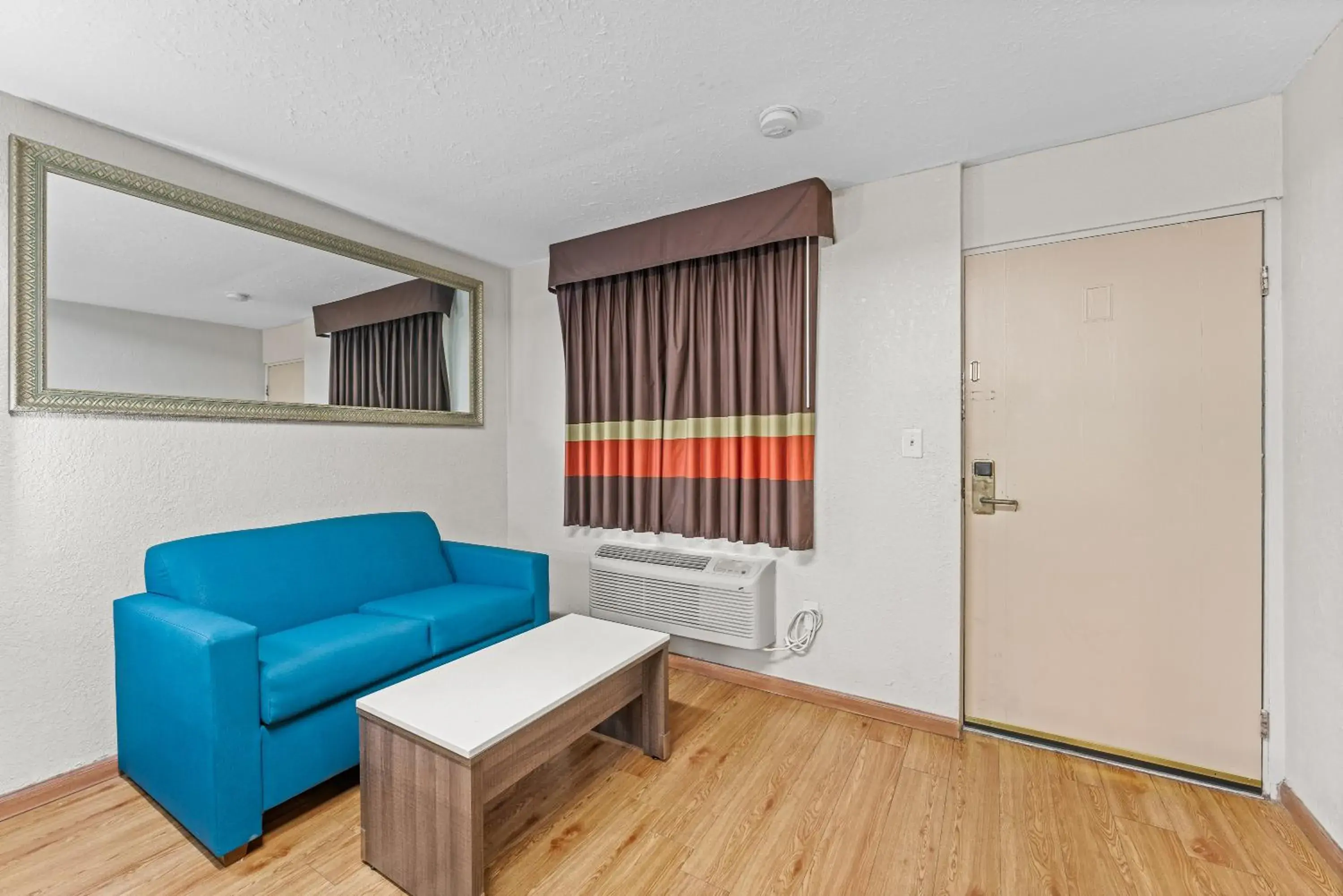 Standard King bed Room - Non Smoking in Guest Inn Rogers Standard King bed Room - Non Smoking in Guest Inn Rogers