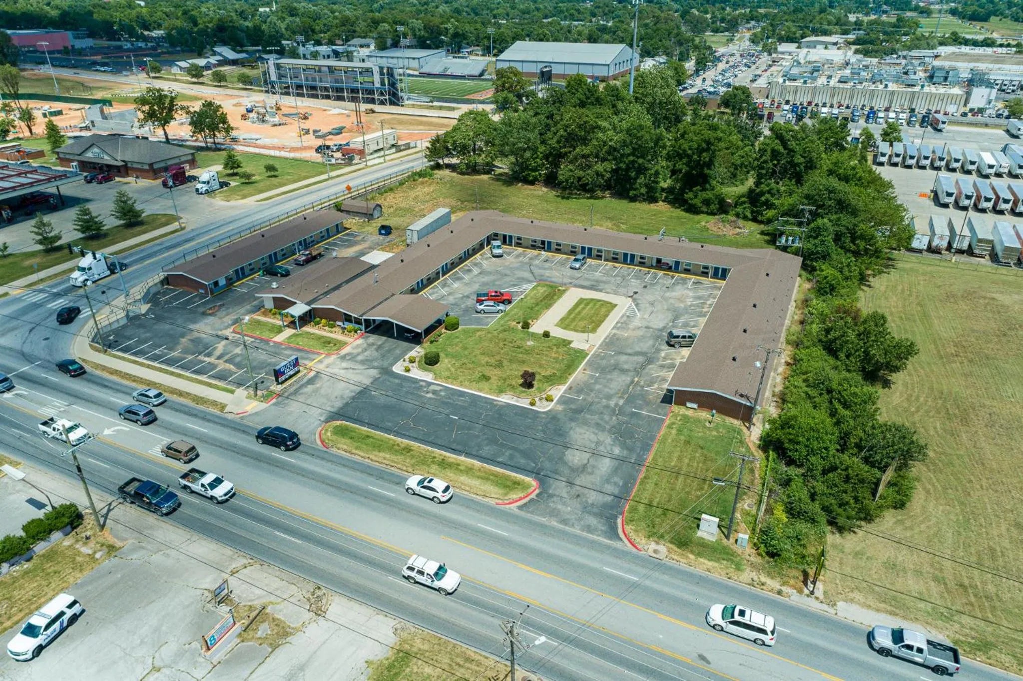 Property building in Guest Inn Rogers