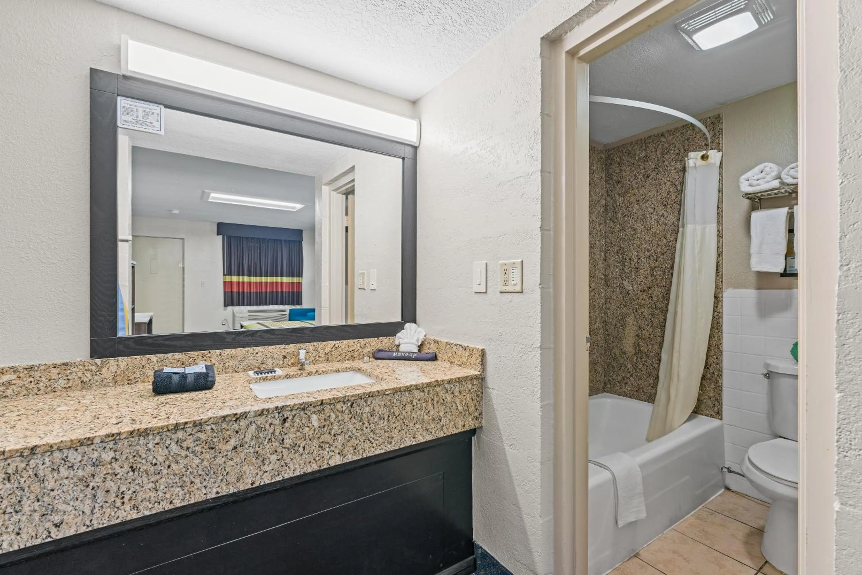 Bath in Guest Inn Rogers