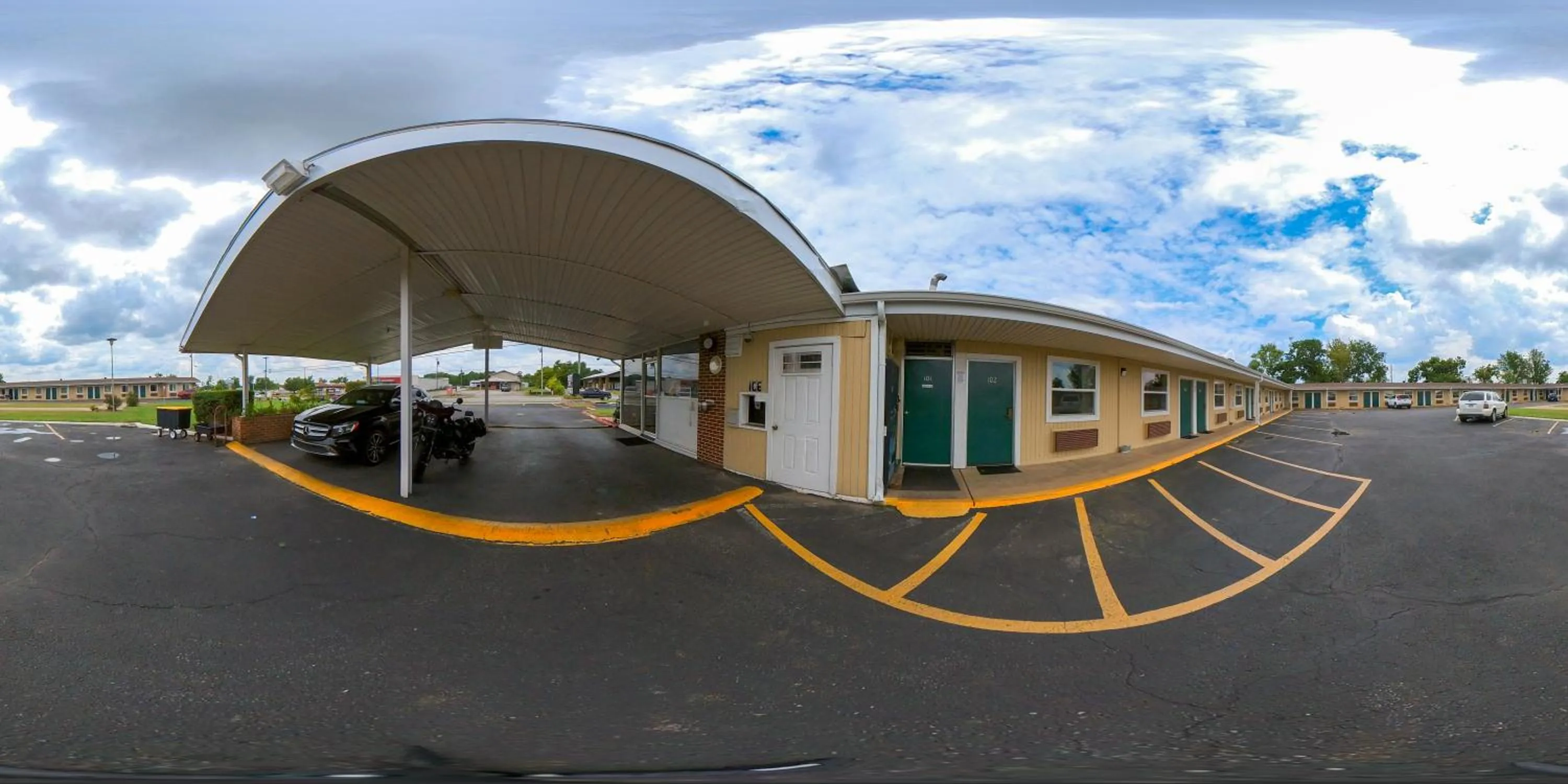 Property building in Guest Inn Rogers