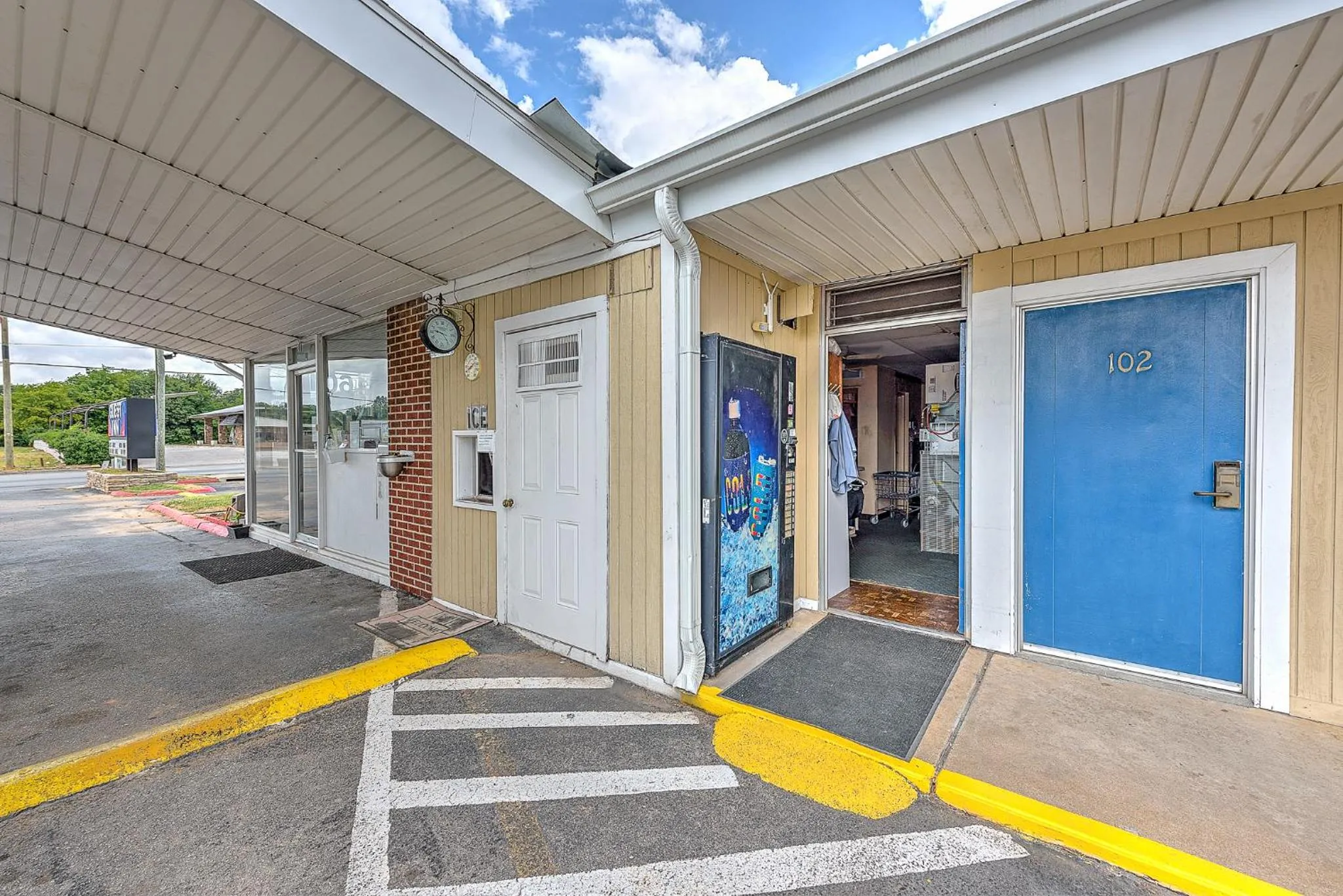 Food and drinks in Guest Inn Rogers