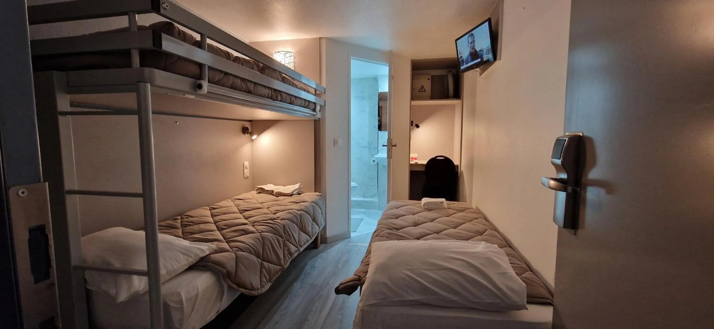 TV and multimedia, Bed in Fasthotel Roissy - Saint-Witz