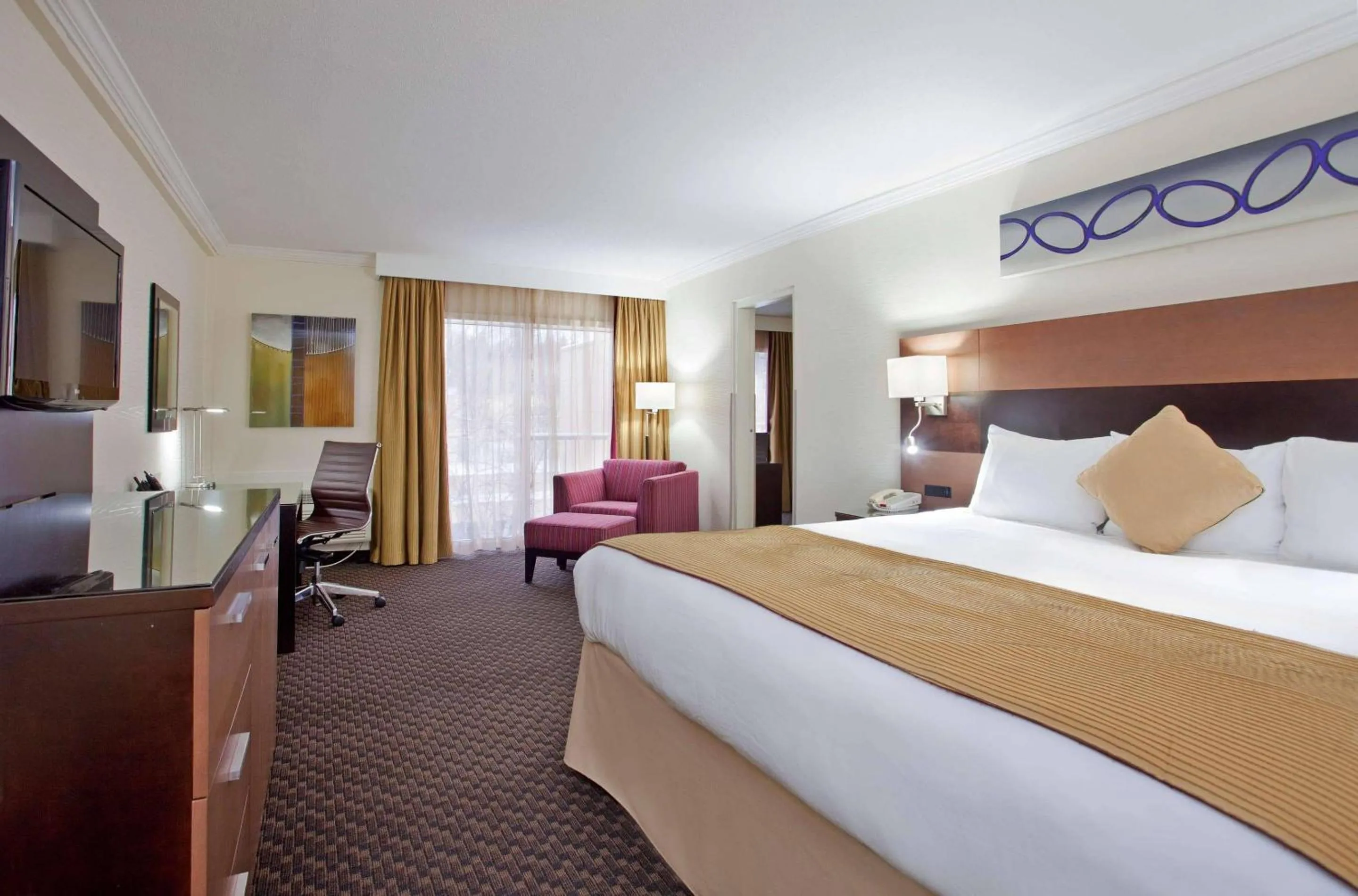 Bedroom, Bed in Radisson Hotel Sudbury