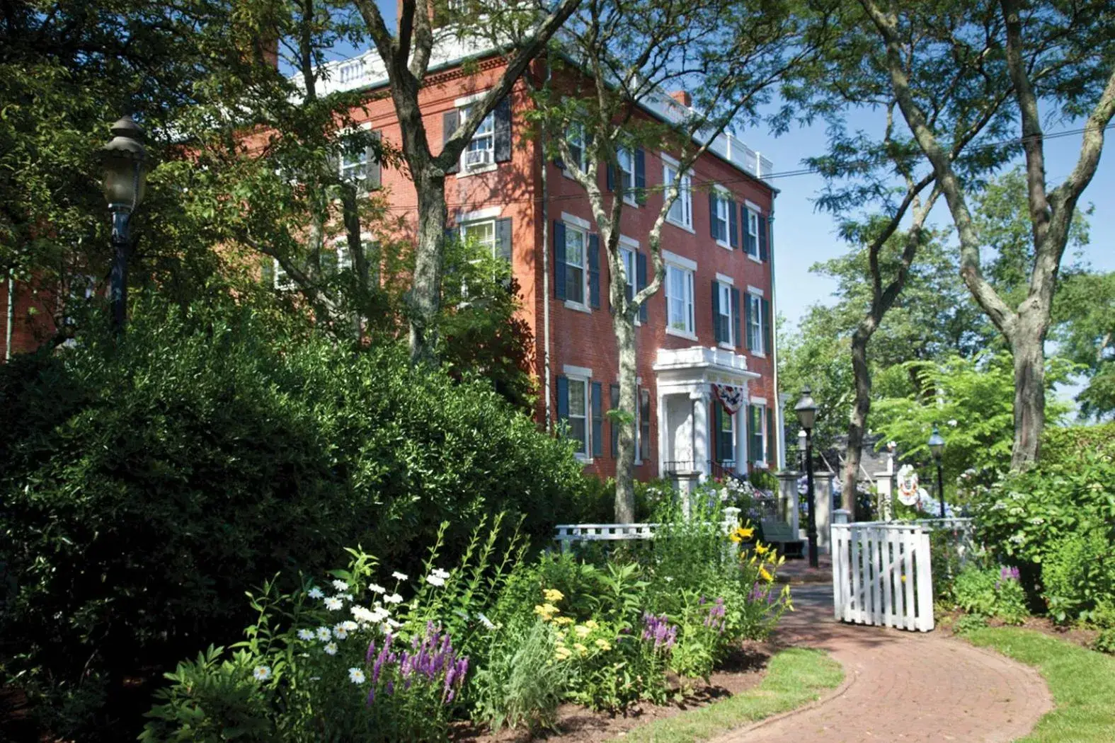 Property building in Jared Coffin House Property building in Jared Coffin House