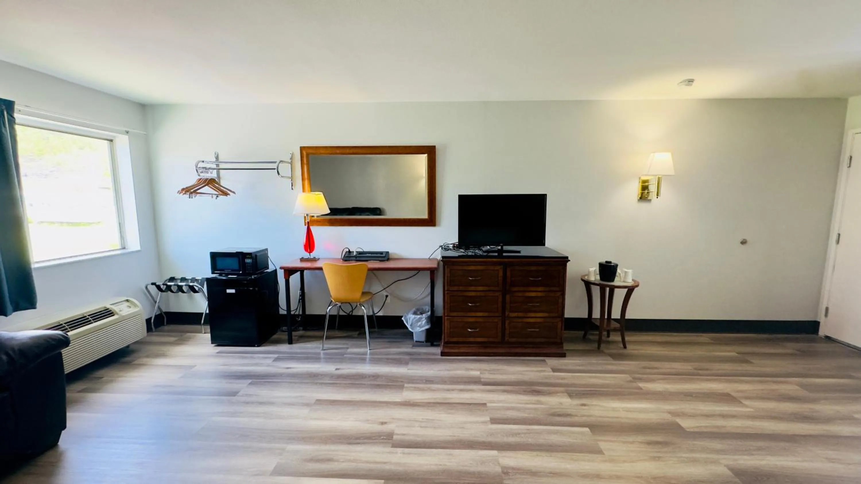 TV and multimedia in Motel 6 McGraw, NY - Cortland