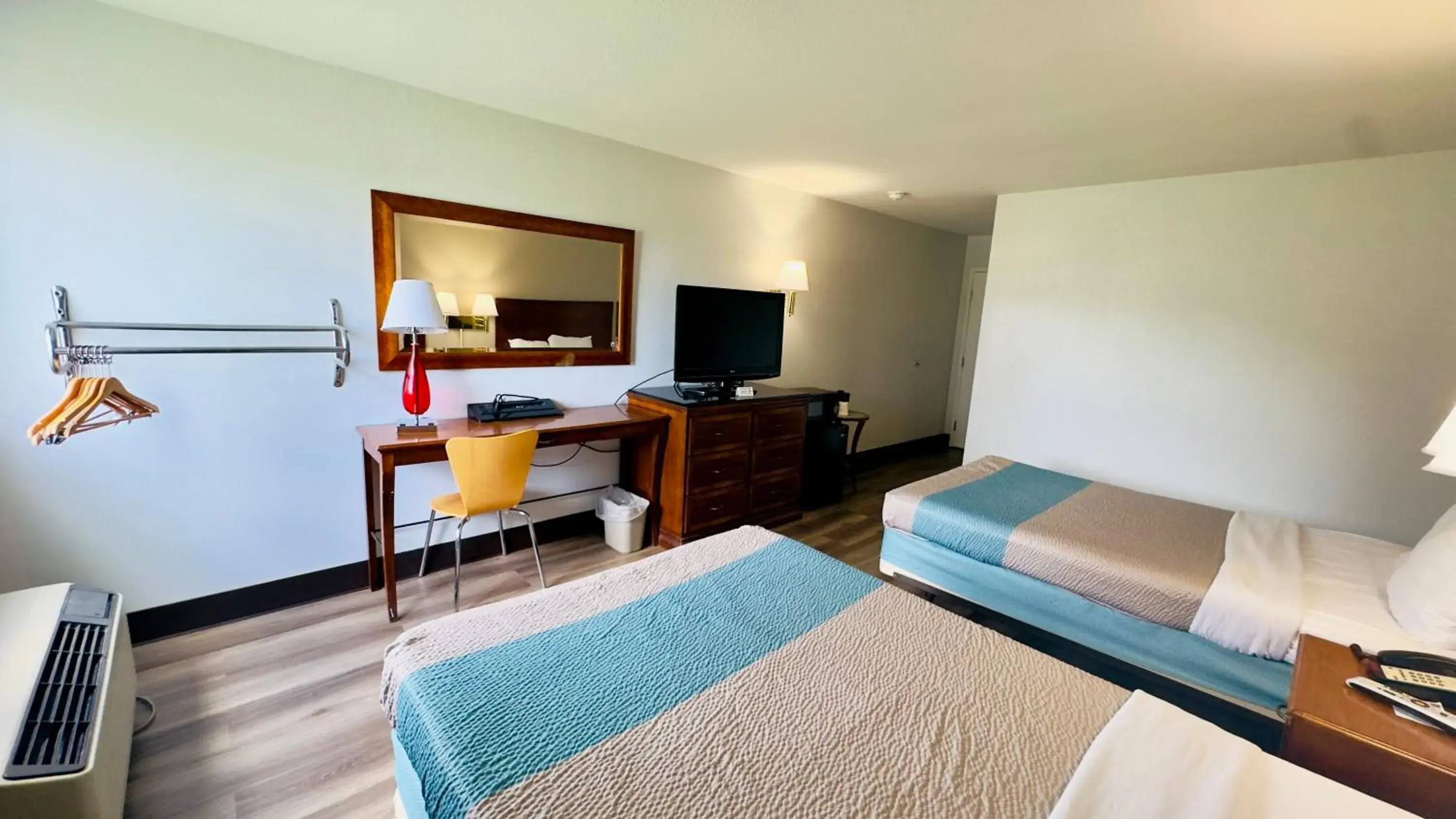 TV and multimedia, Bed in Motel 6 McGraw, NY - Cortland TV and multimedia, Bed in Motel 6 McGraw, NY - Cortland