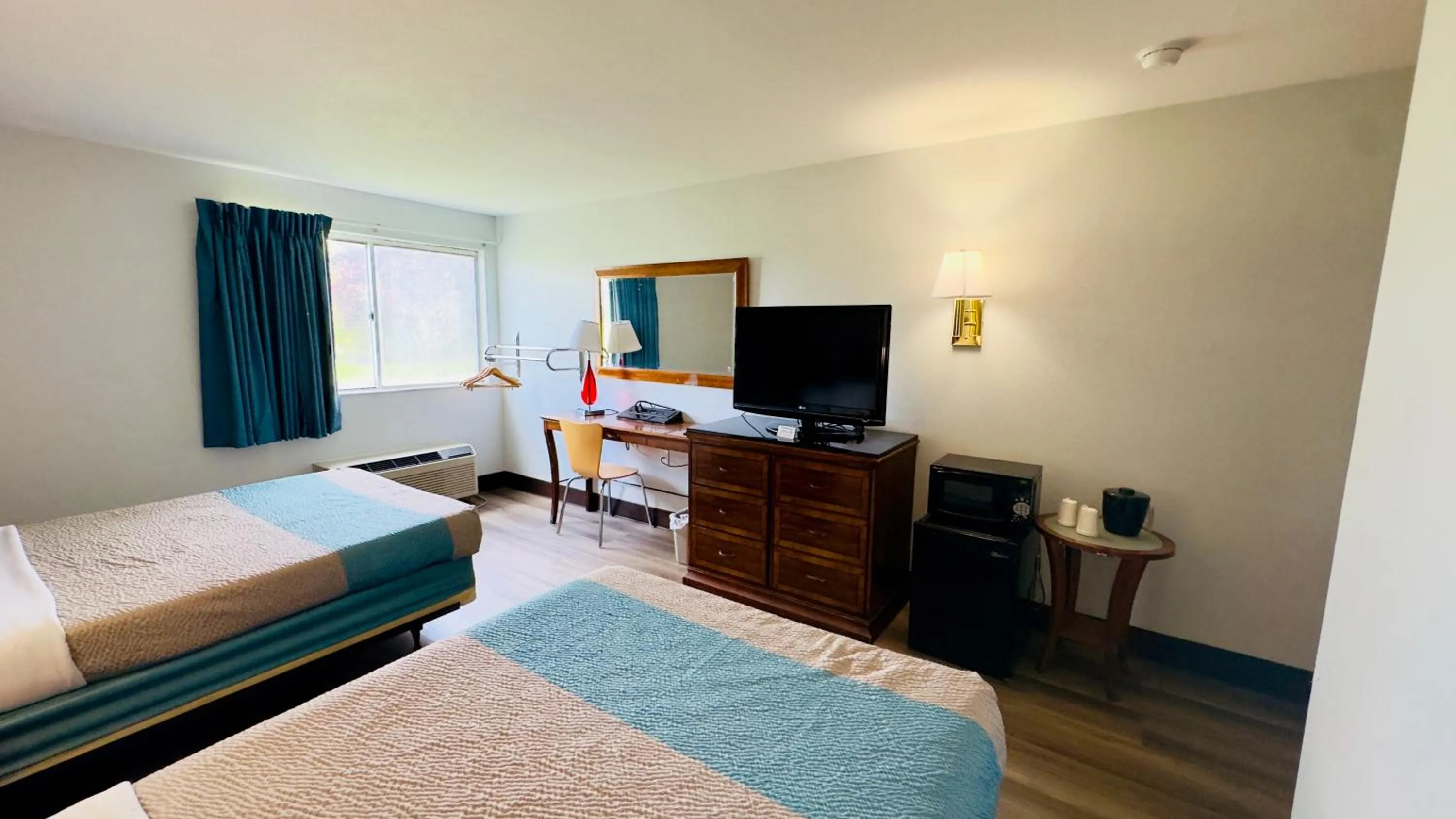 TV and multimedia, Bed in Motel 6 McGraw, NY - Cortland