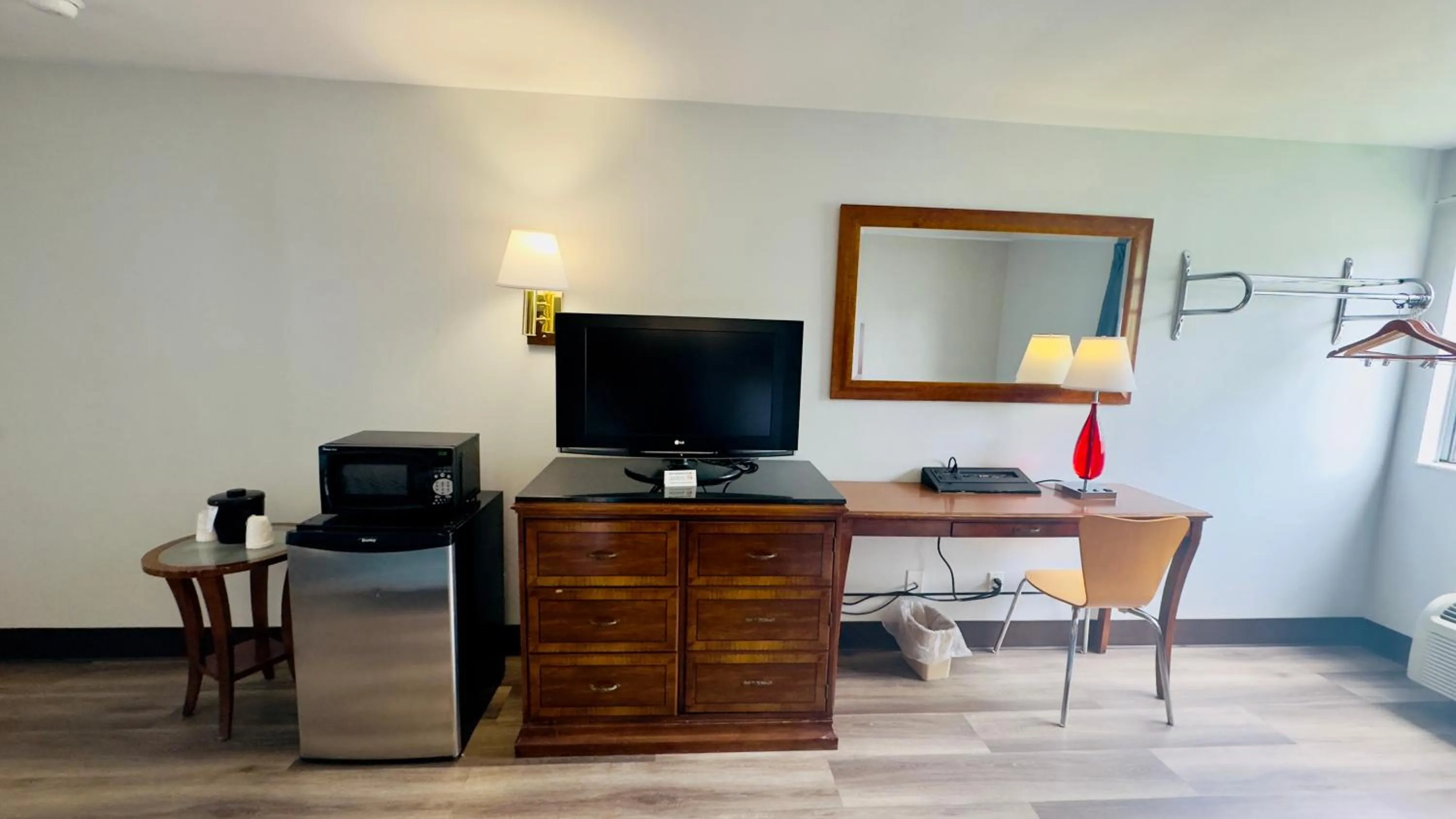 TV and multimedia in Motel 6 McGraw, NY - Cortland