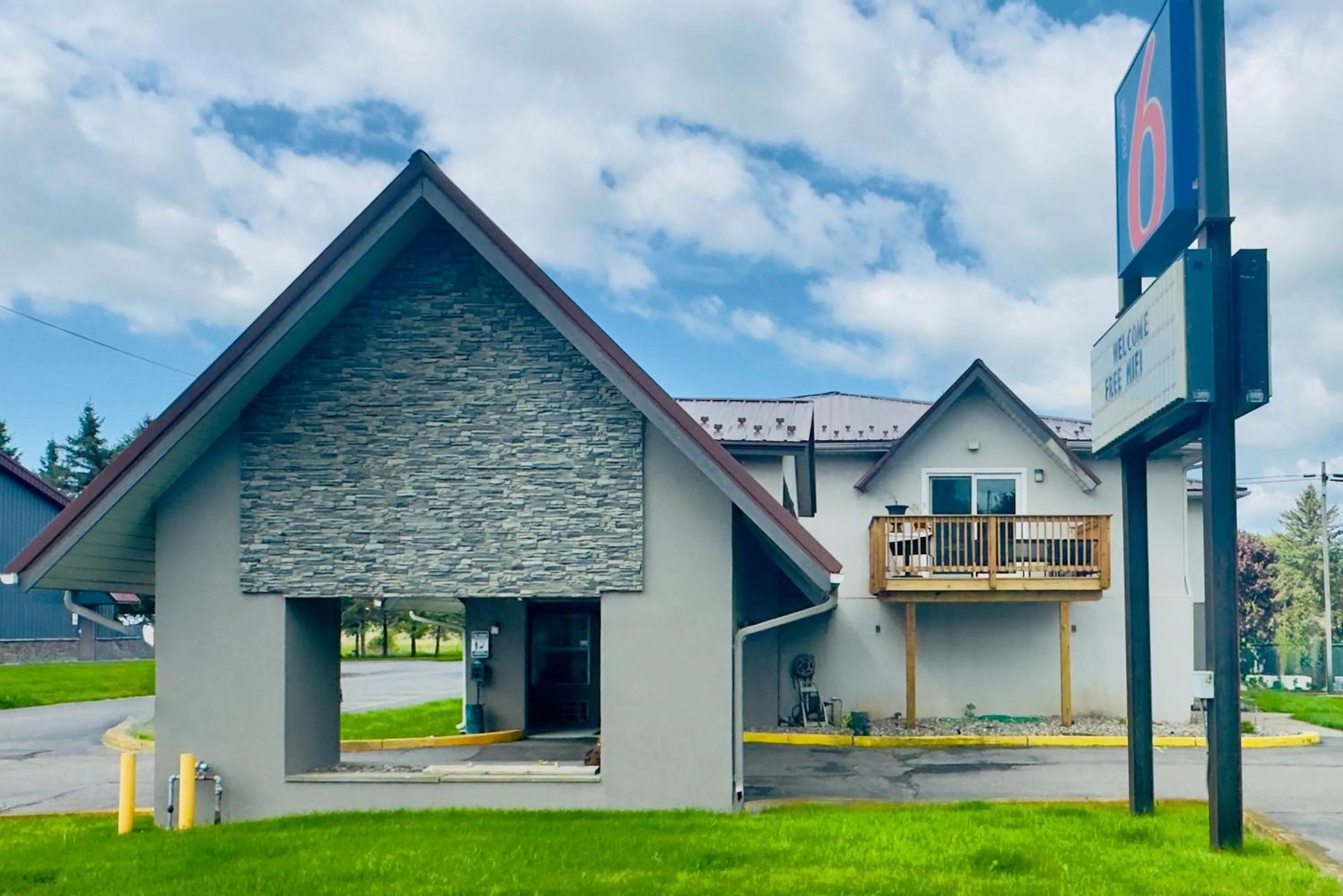 Property building in Motel 6 McGraw, NY - Cortland