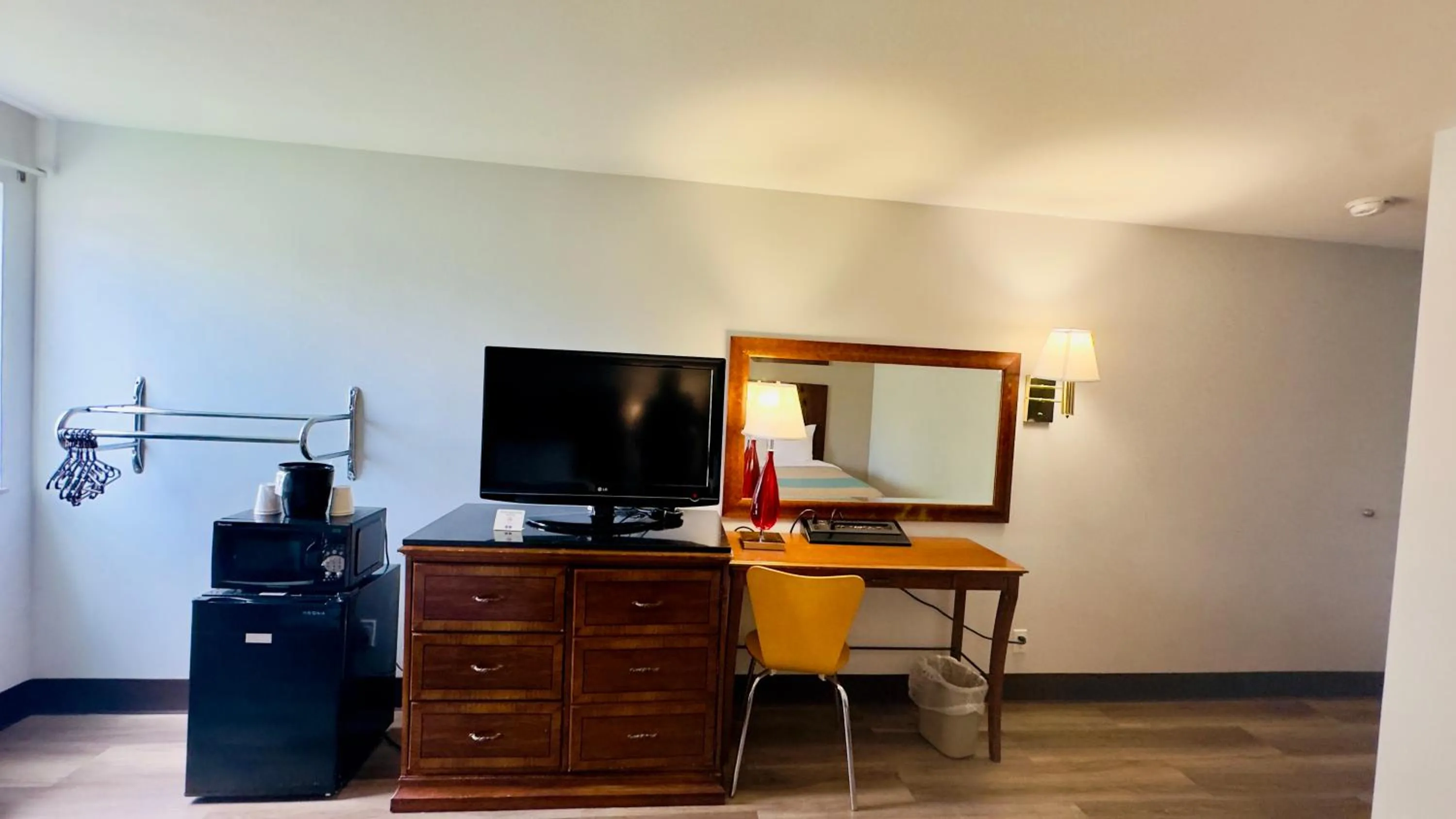 TV and multimedia in Motel 6 McGraw, NY - Cortland