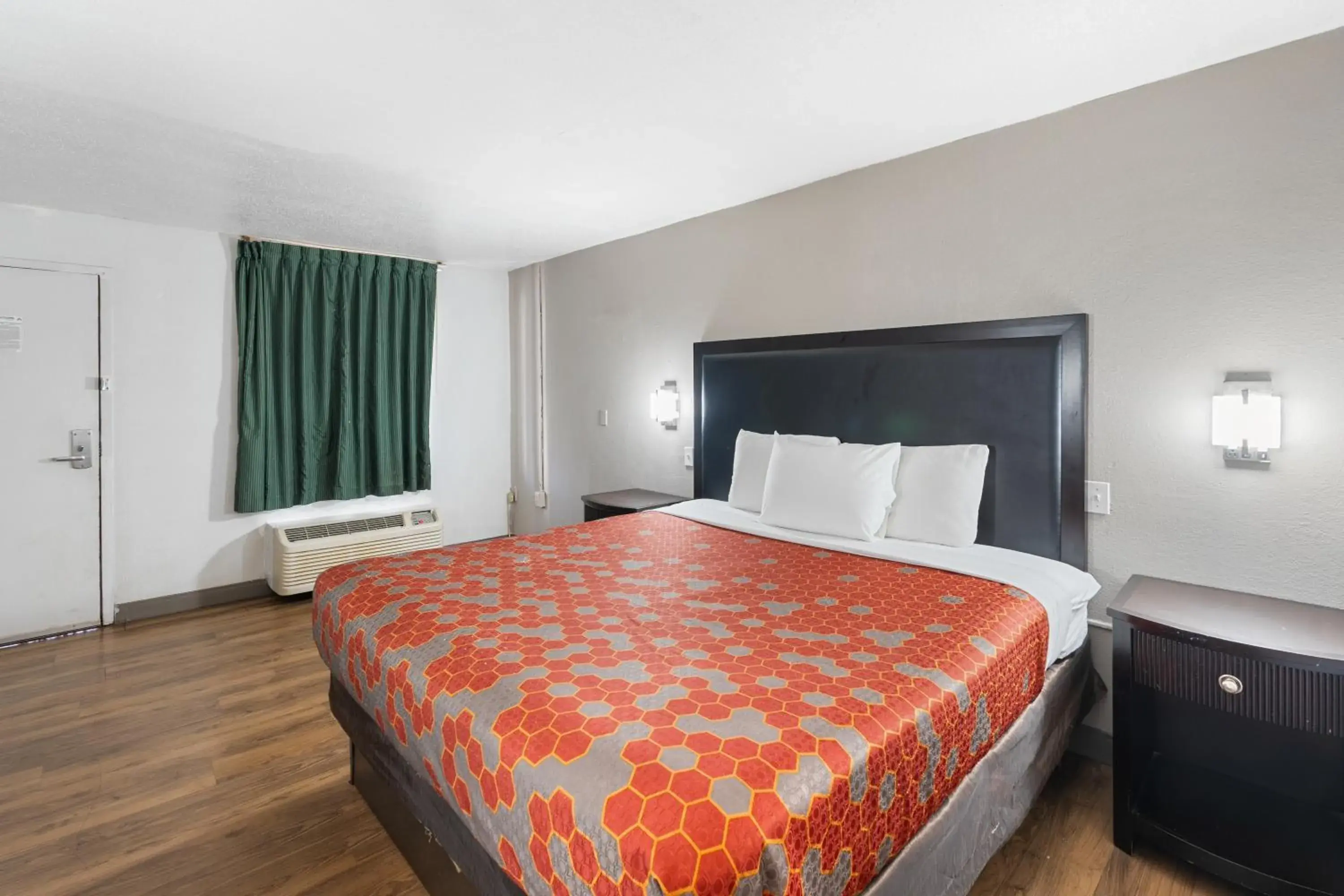 TV and multimedia, Bed in Red Carpet Inn Philadelphia Airport TV and multimedia, Bed in Red Carpet Inn Philadelphia Airport