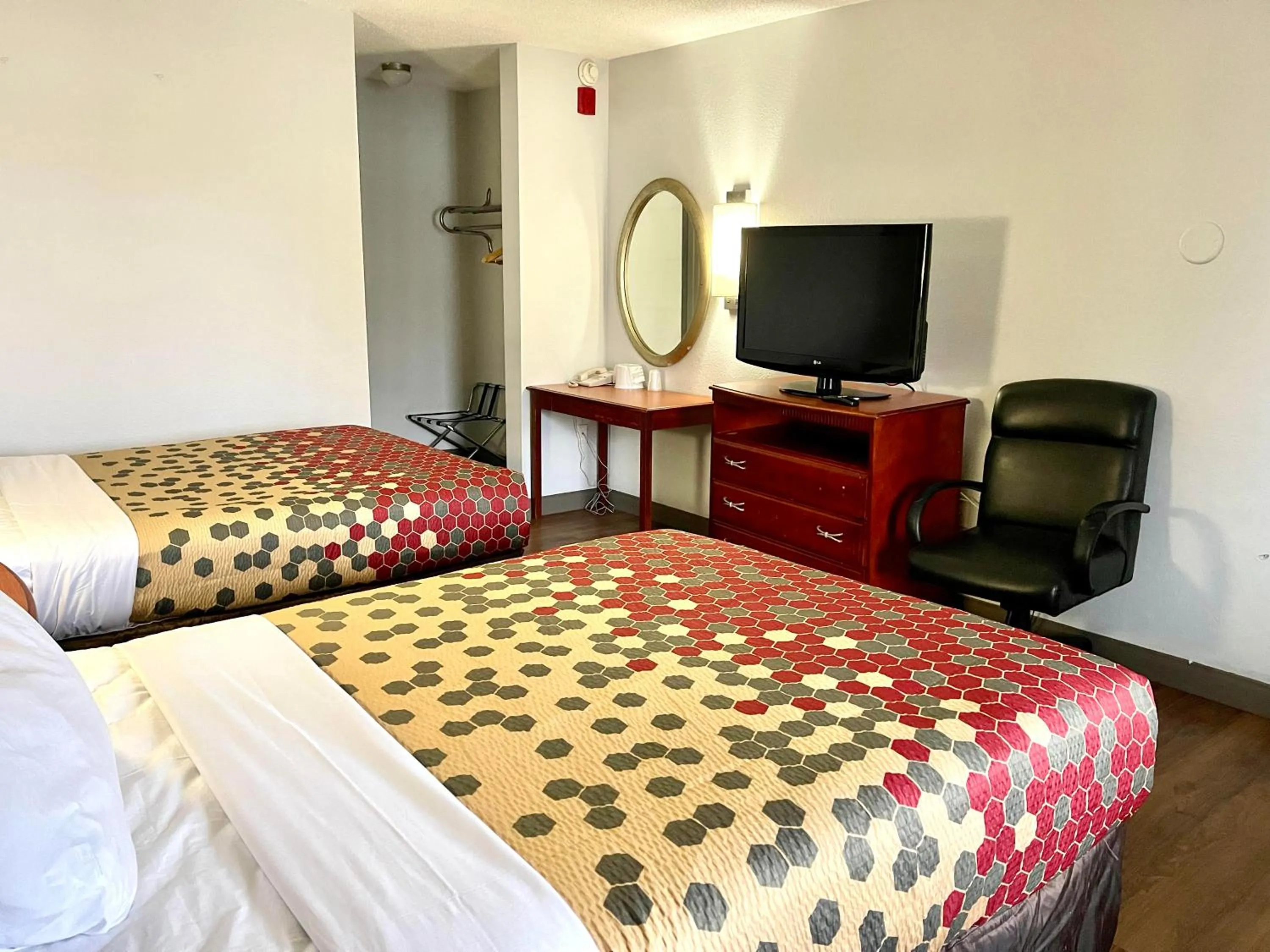 Bed in Red Carpet Inn Philadelphia Airport