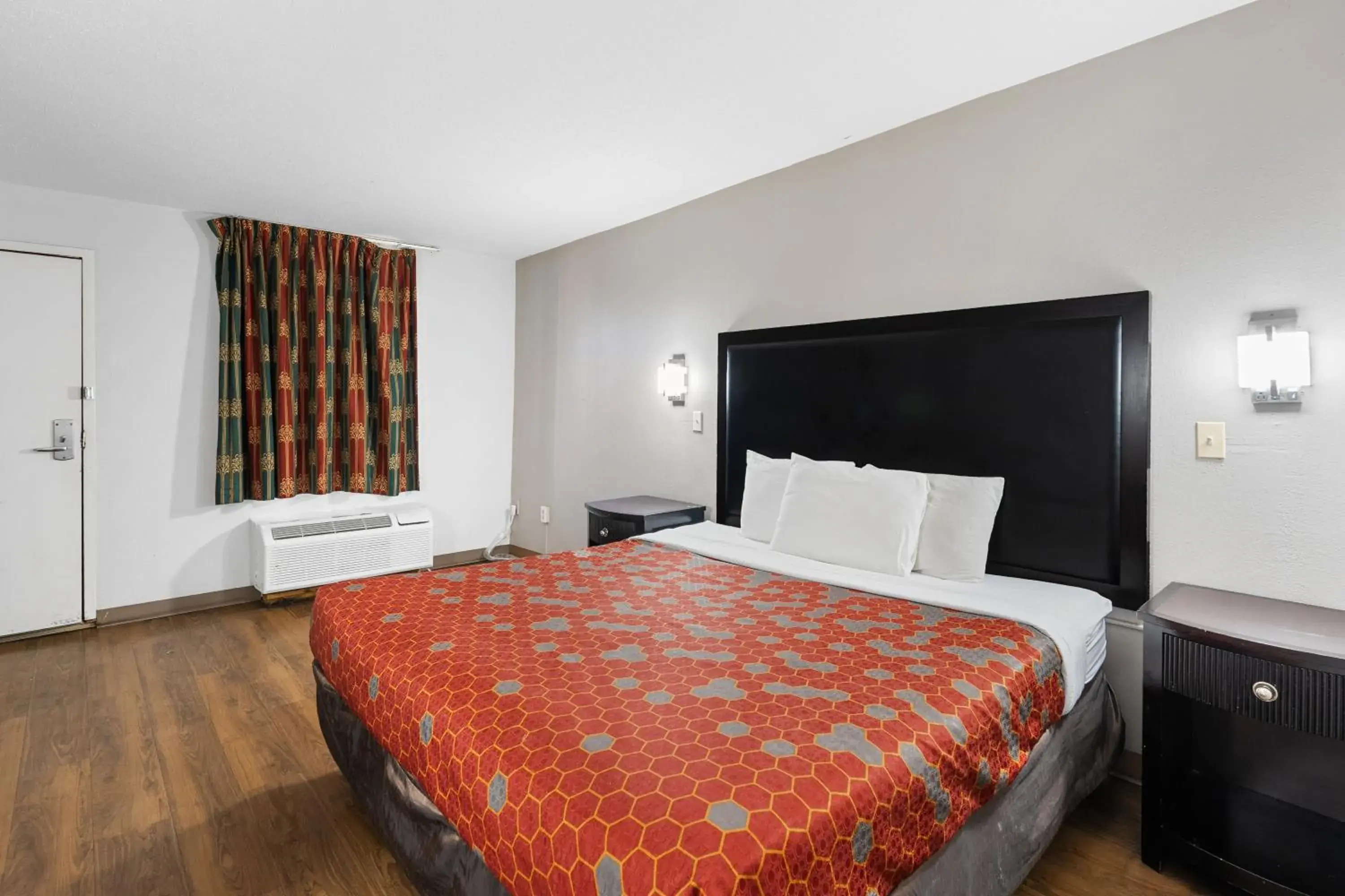 TV and multimedia, Bed in Red Carpet Inn Philadelphia Airport TV and multimedia, Bed in Red Carpet Inn Philadelphia Airport