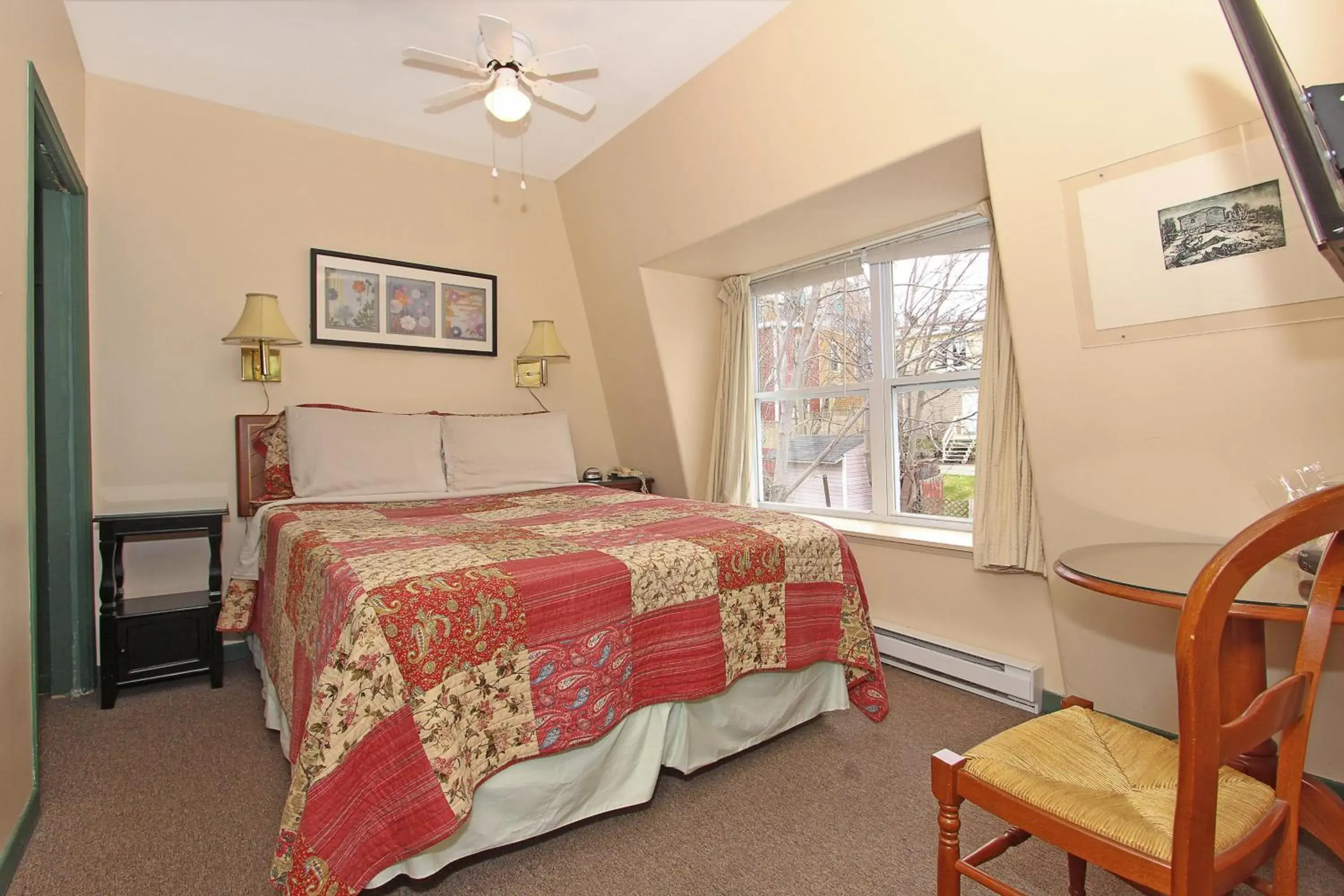 Bedroom, Bed in Gower House