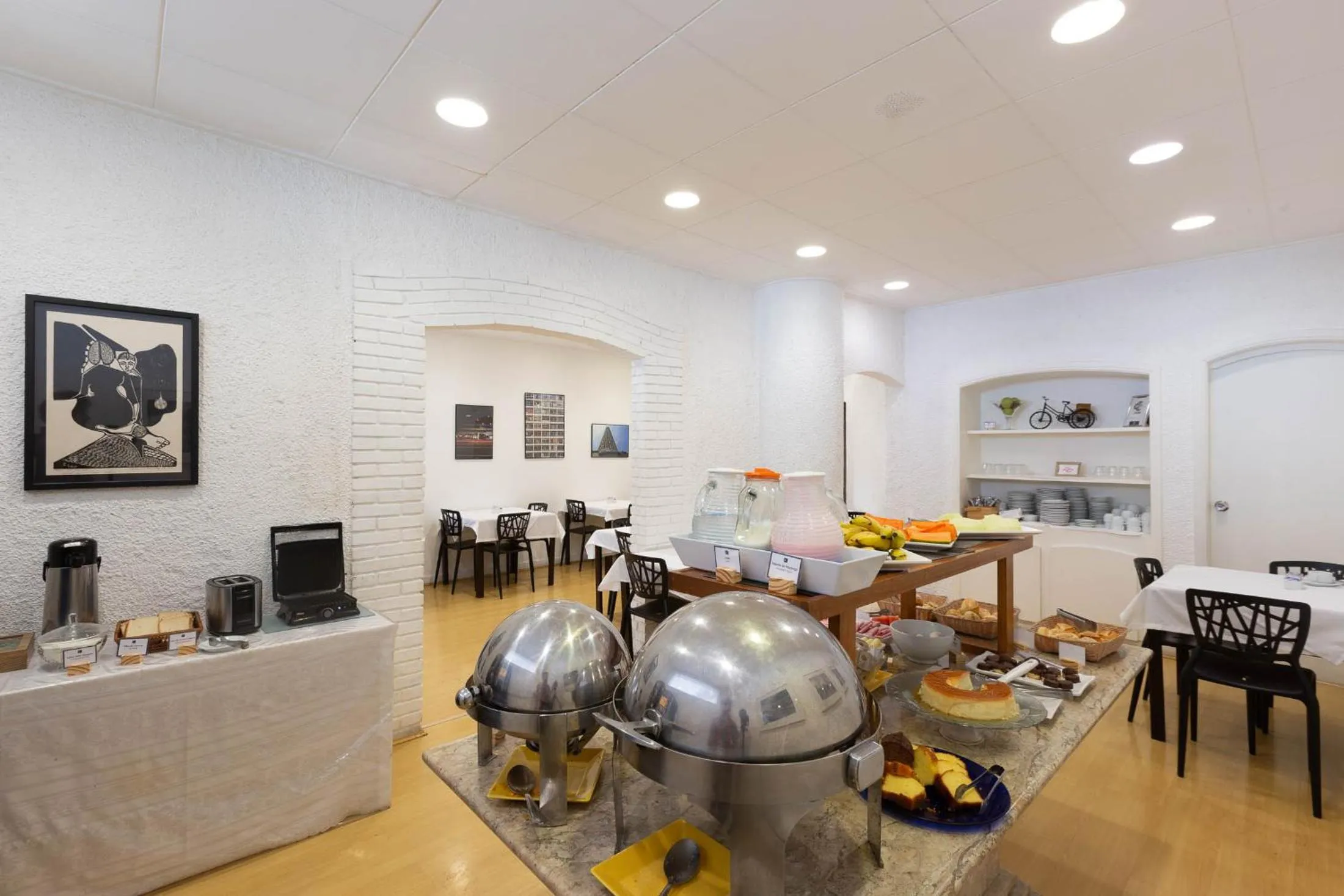 Restaurant/places to eat in Hotel Rojas All Suite