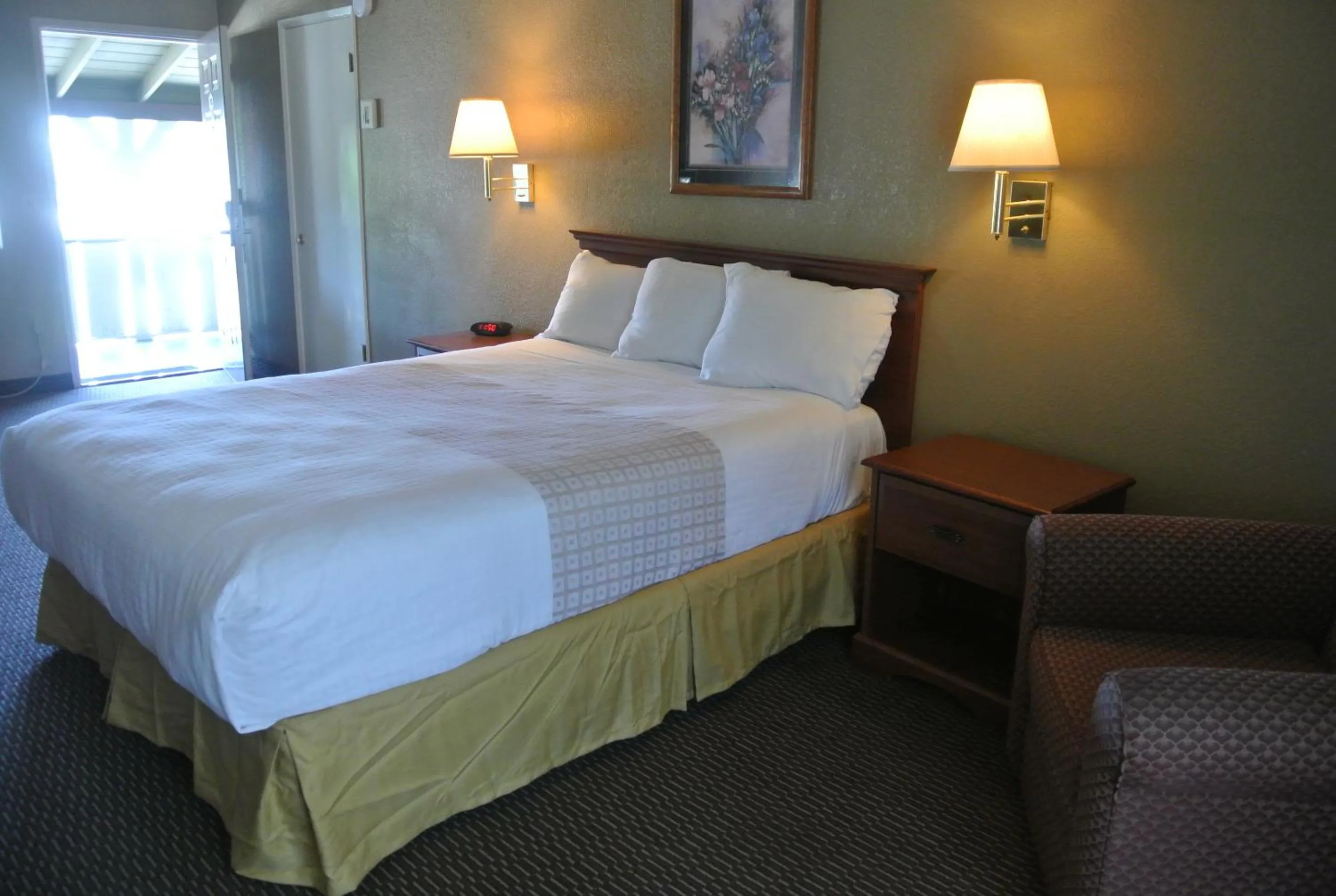 Bed in Vino Inn & Suites