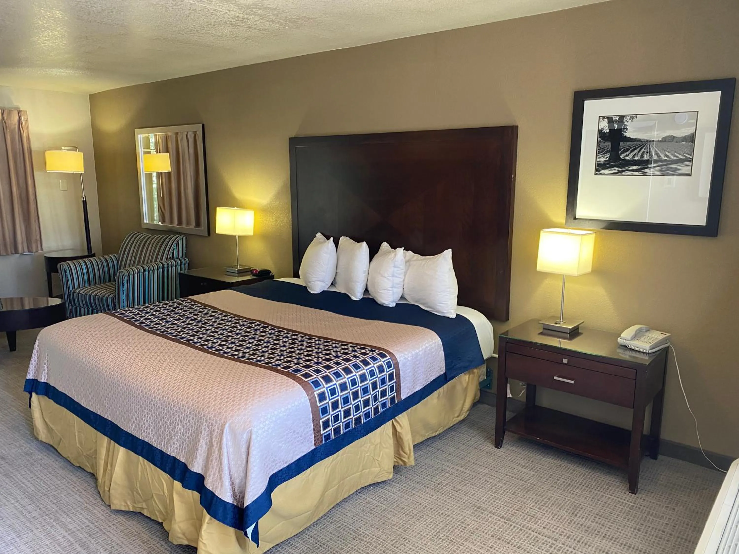 Bed in Vino Inn & Suites