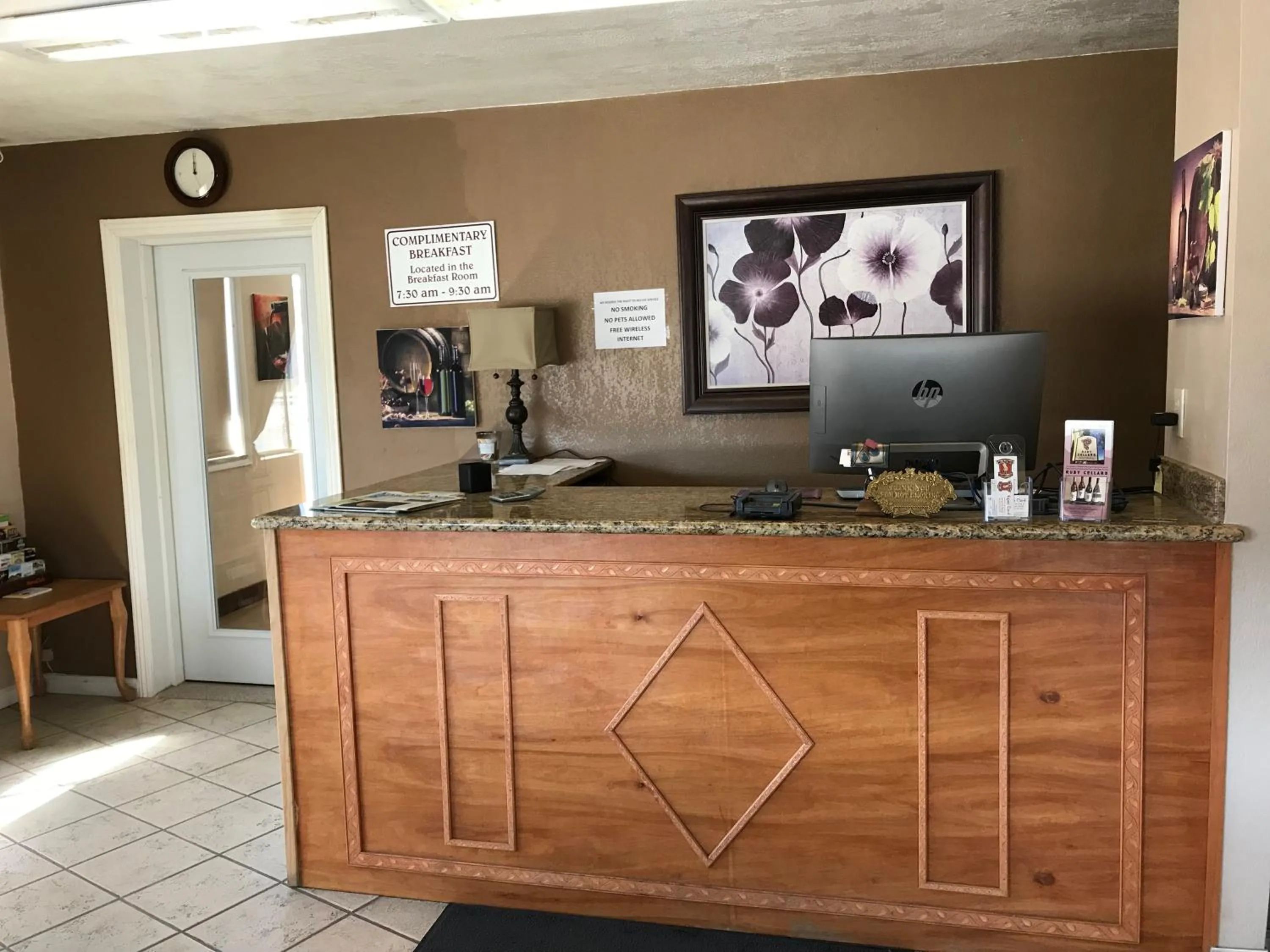 Lobby or reception in Vino Inn & Suites