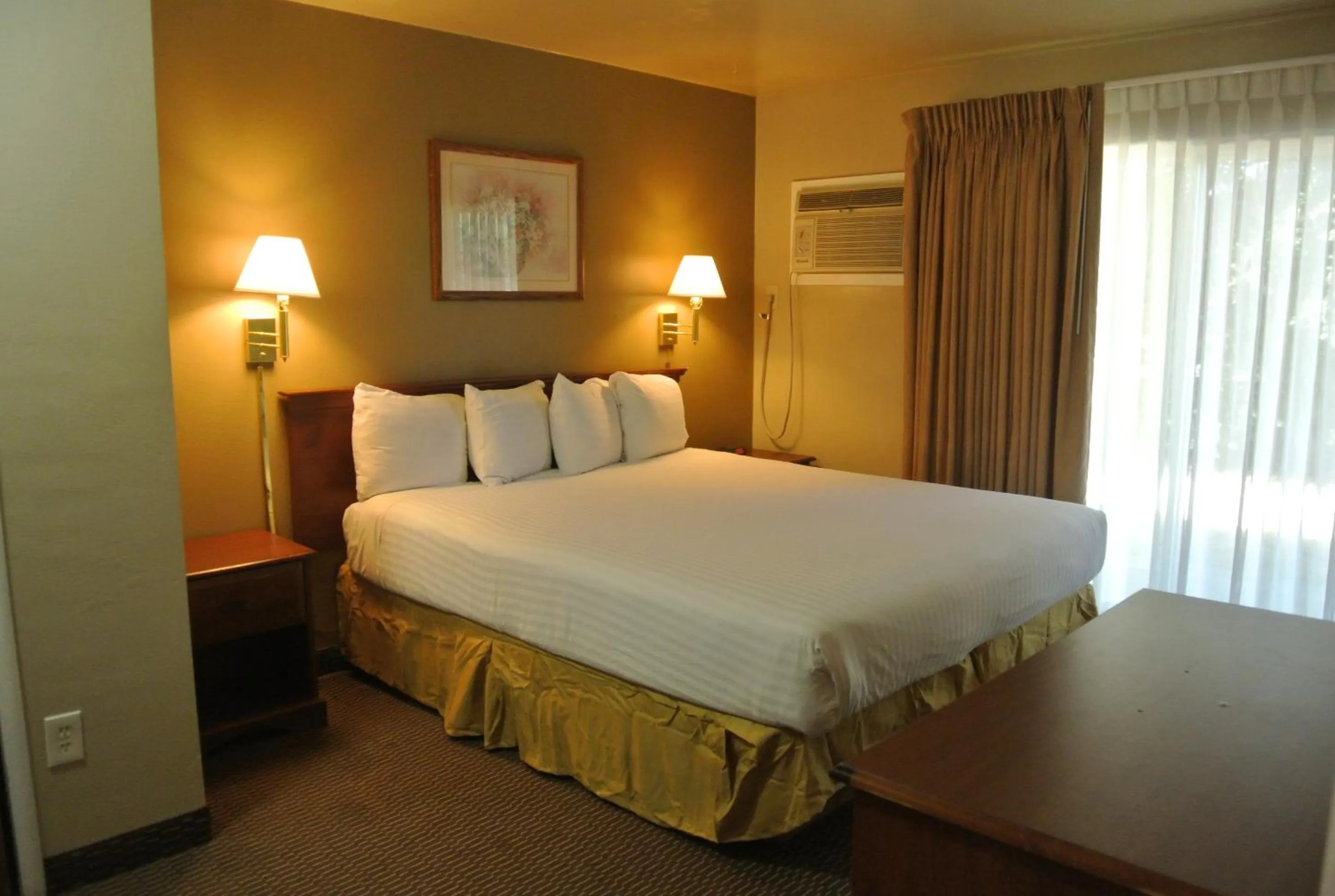 Bed in Vino Inn & Suites