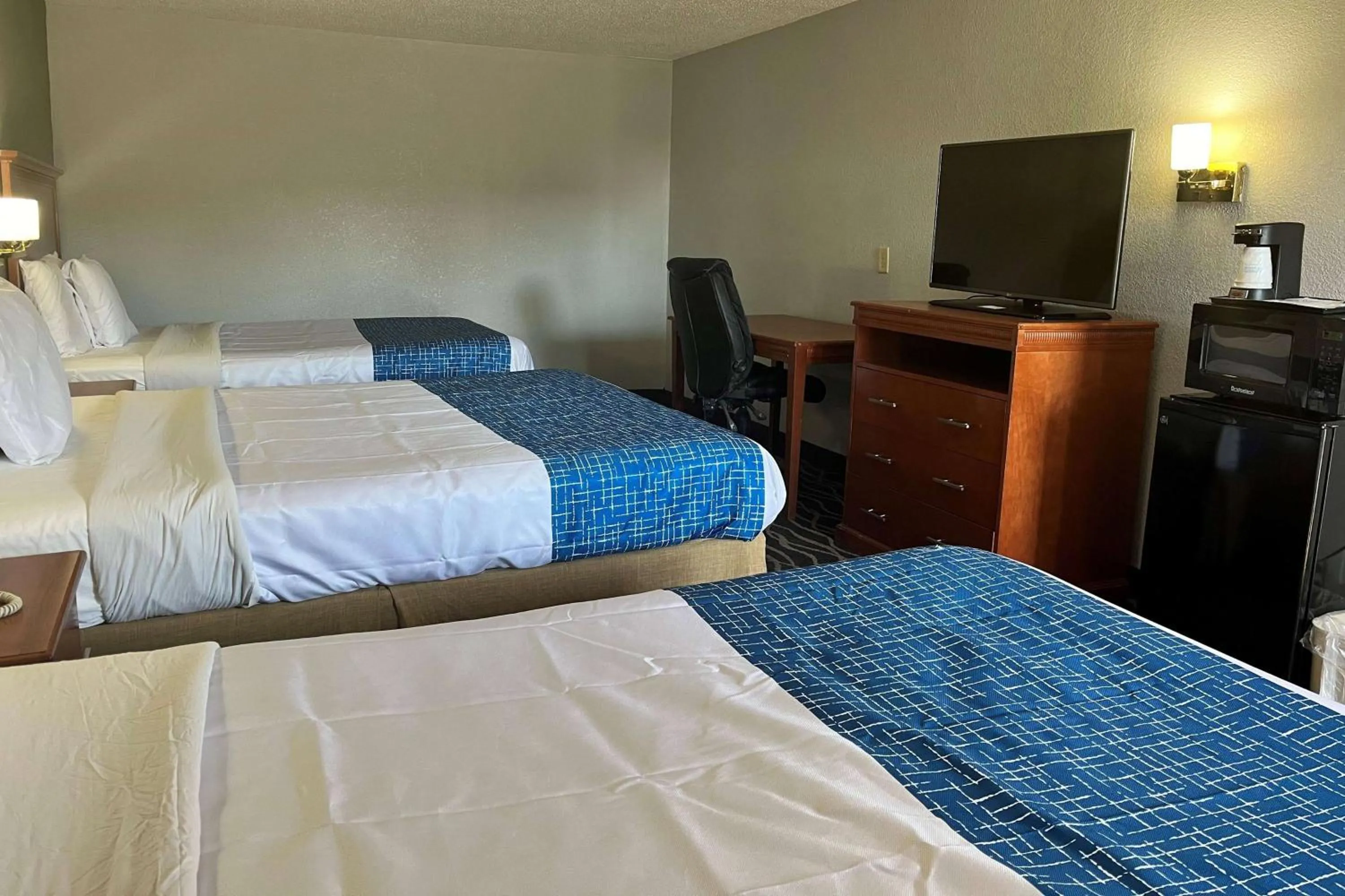 Photo of the whole room, Bed in Travelodge by Wyndham Terre Haute