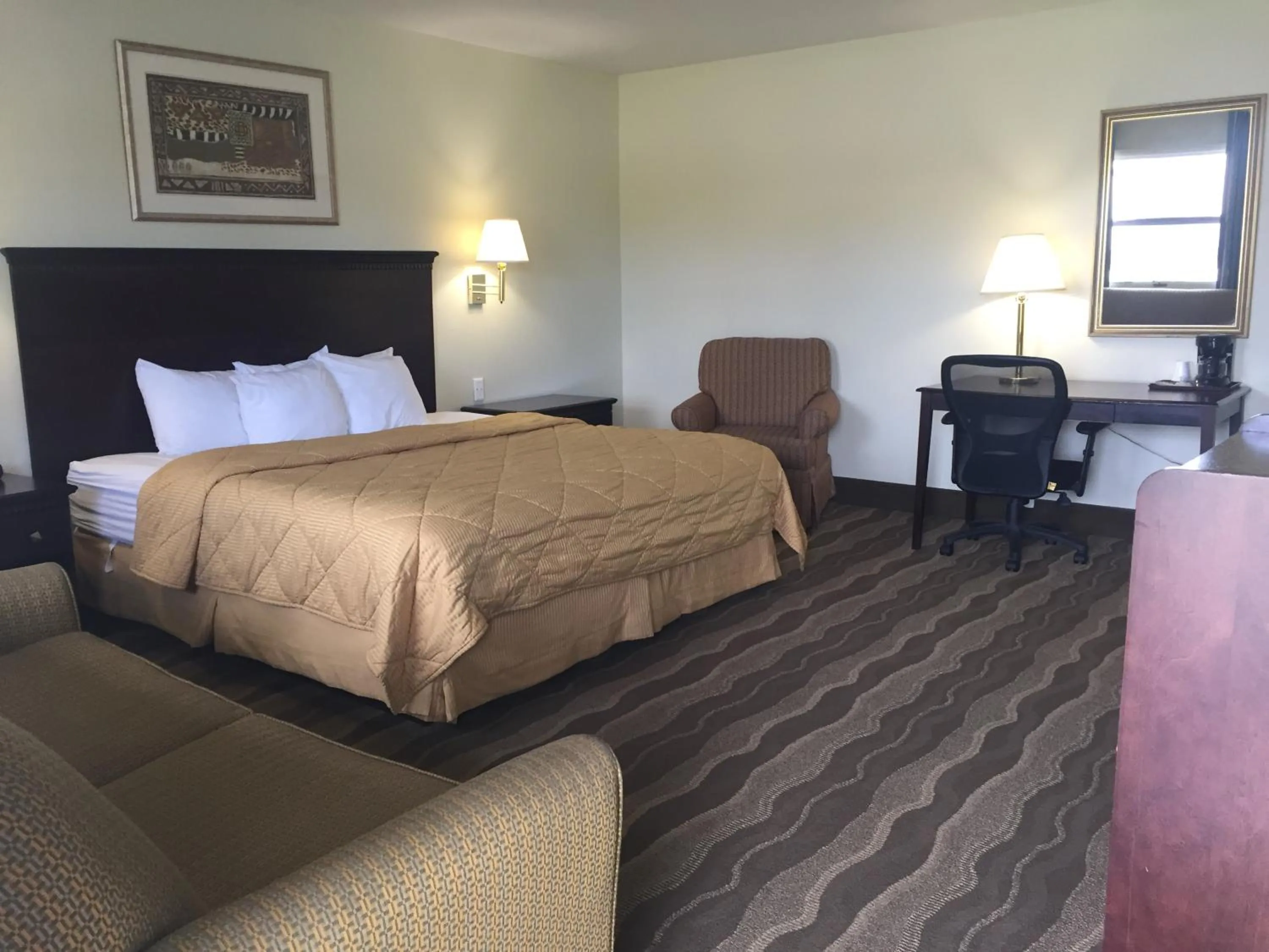 Coffee/tea facilities, Bed in Budget Inn - Farmington