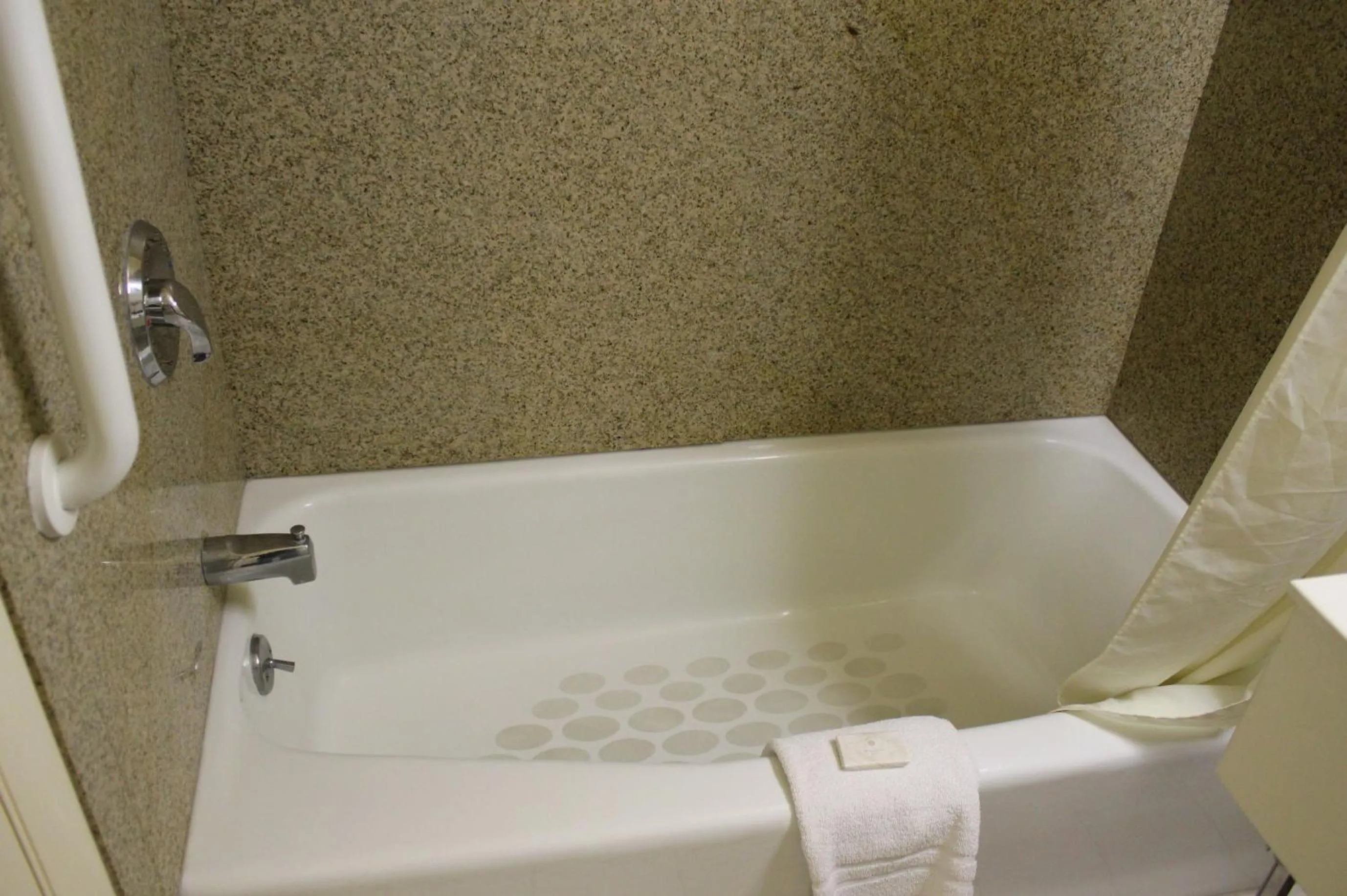 Bath in Budget Inn - Farmington